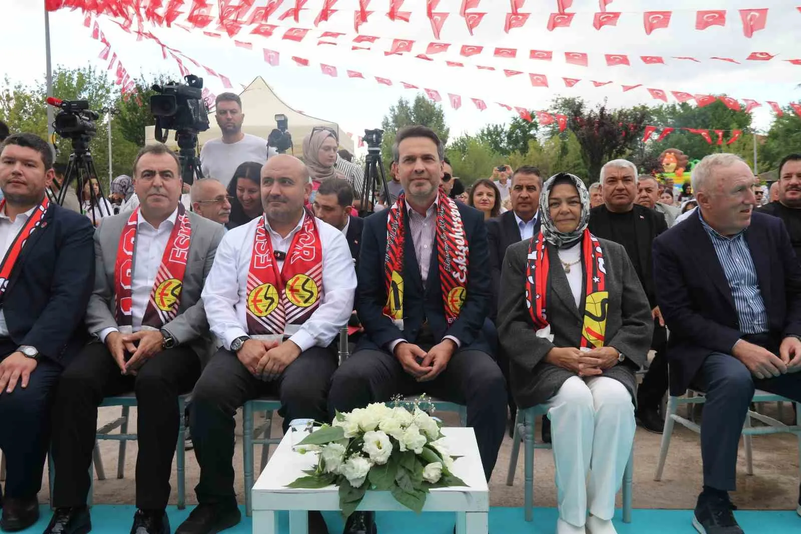 AK PARTİ ESKİŞEHİR İL BAŞKANLIĞI ORGANİZASYONUNDA DEDE KORKUT PARKI'NDA DÜZENLENEN 3. GELENEKSEL AİLE PİKNİĞİ VE GENİŞLETİLMİŞ 100. İL DANIŞMA MECLİSİ TOPLANTISI YOĞUN İŞTİRAKLE GERÇEKLEŞTİRİLDİ.