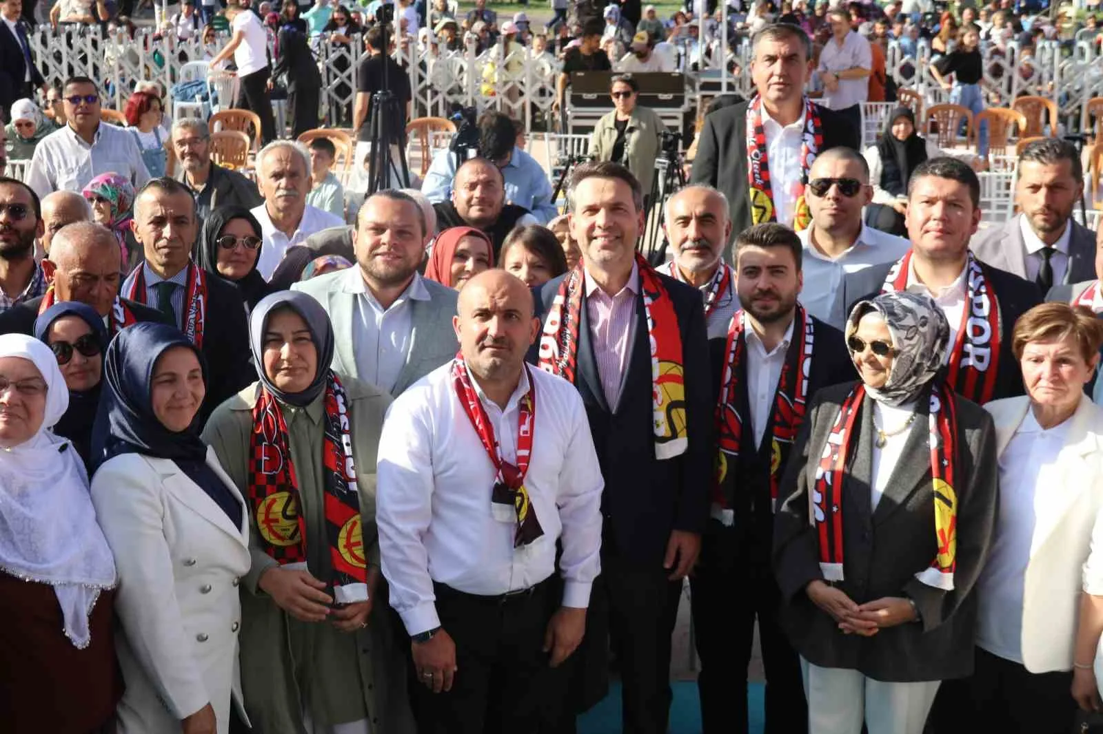 AK PARTİ ESKİŞEHİR İL BAŞKANLIĞI ORGANİZASYONUNDA DEDE KORKUT PARKI'NDA DÜZENLENEN 3. GELENEKSEL AİLE PİKNİĞİ VE GENİŞLETİLMİŞ 100. İL DANIŞMA MECLİSİ TOPLANTISI YOĞUN İŞTİRAKLE GERÇEKLEŞTİRİLDİ.