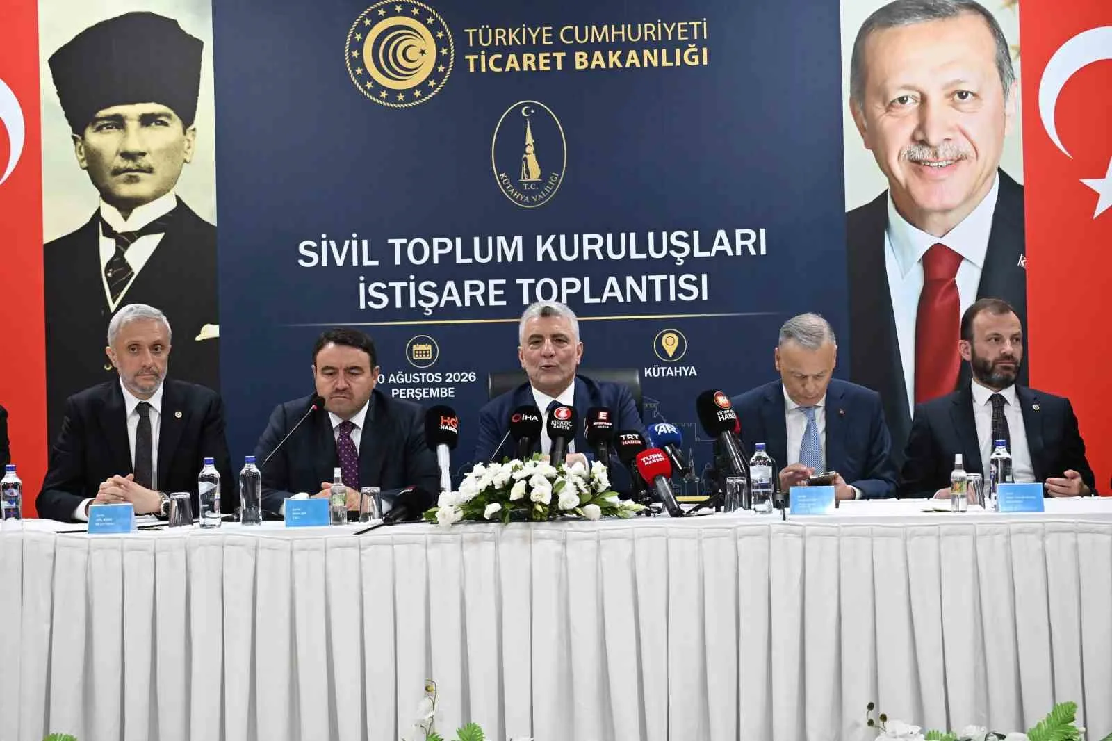 TİCARET BAKANI PROF. DR. ÖMER BOLAT, BİR DİZİ TEMASTA BULUNMAK ÜZERE GELDİĞİ KÜTAHYA'DA KENTİN ÜRETİM, SANAYİ, ENERJİ, TURİZM VE İHRACAT POTANSİYELİNE İLİŞKİN DEĞERLENDİRMELERDE BULUNDU.