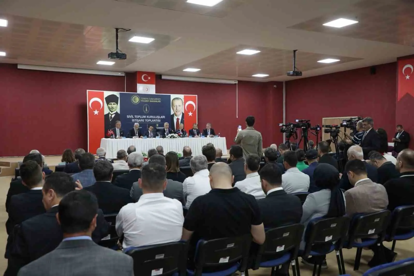 TİCARET BAKANI ÖMER BOLAT, KÜTAHYA'DA SİVİL TOPLUM KURULUŞLARI (STK) İSTİŞARE TOPLANTISI'NA KATILDI.