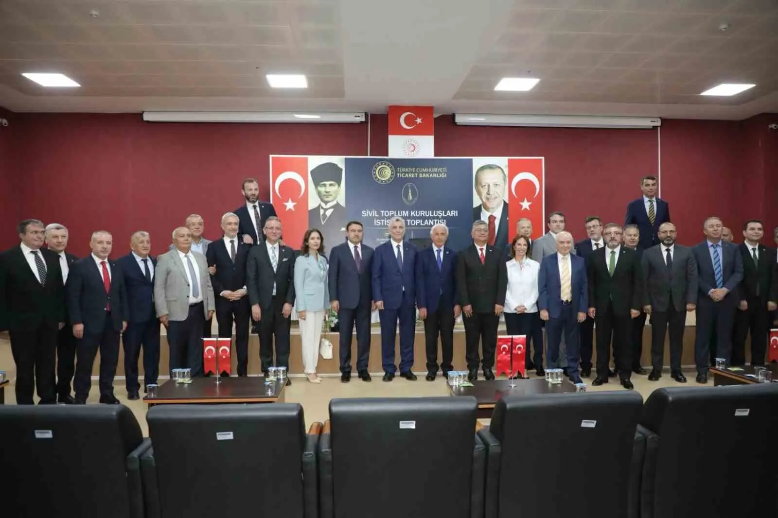 TİCARET BAKANI ÖMER BOLAT, KÜTAHYA'DA SİVİL TOPLUM KURULUŞLARI (STK) İSTİŞARE TOPLANTISI'NA KATILDI.