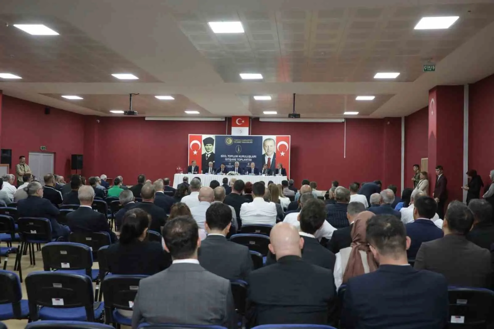 TİCARET BAKANI ÖMER BOLAT, KÜTAHYA'DA SİVİL TOPLUM KURULUŞLARI (STK) İSTİŞARE TOPLANTISI'NA KATILDI.