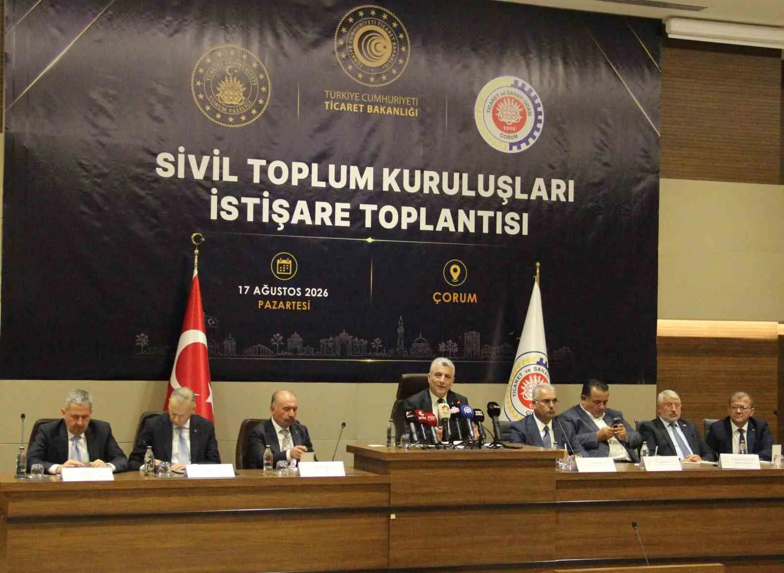 TİCARET BAKANI ÖMER BOLAT (SOLDAN 4'ÜNCÜ) TARİHİNDE İLK KEZ SÜPER LİG'E YÜKSELEN ARCA ÇORUM SPOR'U TEBRİK ETTİ.