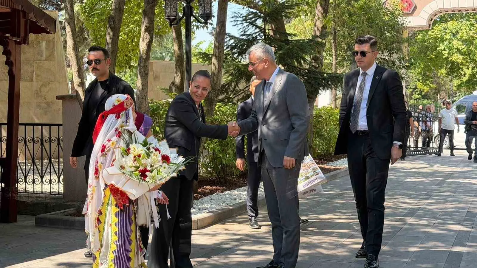 BİR DİZİ ZİYARET VE TEMASLARDA BULUNMAK ÜZERE BURDUR'A GELEN SAĞLIK BAKANI KEMAL MEMİŞOĞLU'NUN KENTTEKİ İLK DURAĞI BURDUR VALİLİĞİ OLDU. BAKAN MEMİŞOĞLU, BURADA BURDUR VALİSİ TÜLAY BAYDAR BİLGİHAN VE İL PROTOKOLÜ TARAFINDAN KARŞILANDI.