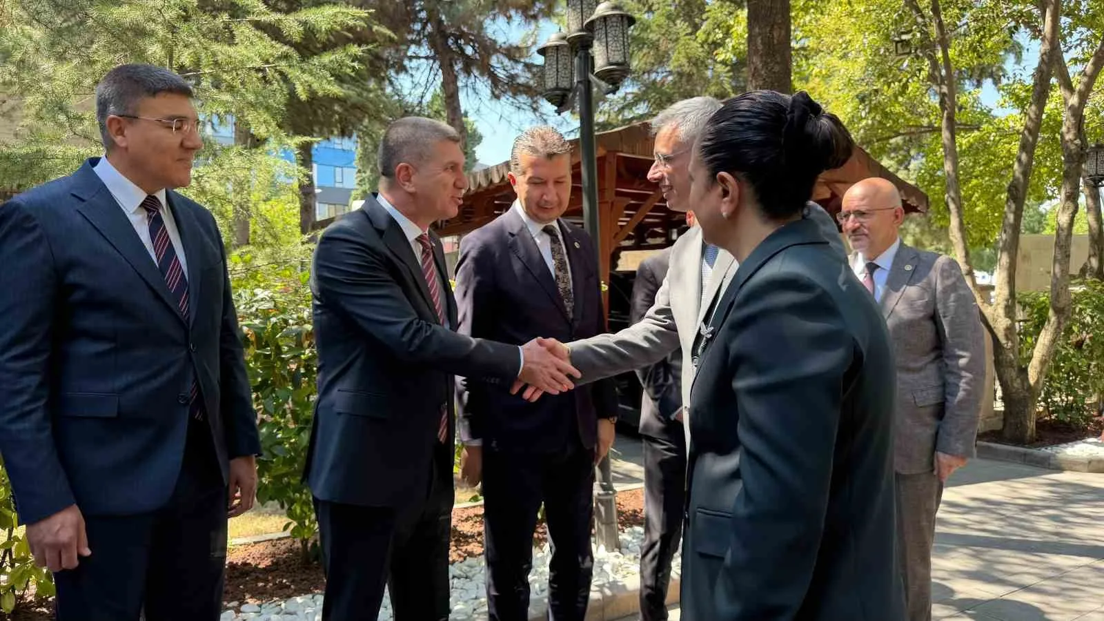 BİR DİZİ ZİYARET VE TEMASLARDA BULUNMAK ÜZERE BURDUR'A GELEN SAĞLIK BAKANI KEMAL MEMİŞOĞLU'NUN KENTTEKİ İLK DURAĞI BURDUR VALİLİĞİ OLDU. BAKAN MEMİŞOĞLU, BURADA BURDUR VALİSİ TÜLAY BAYDAR BİLGİHAN VE İL PROTOKOLÜ TARAFINDAN KARŞILANDI.