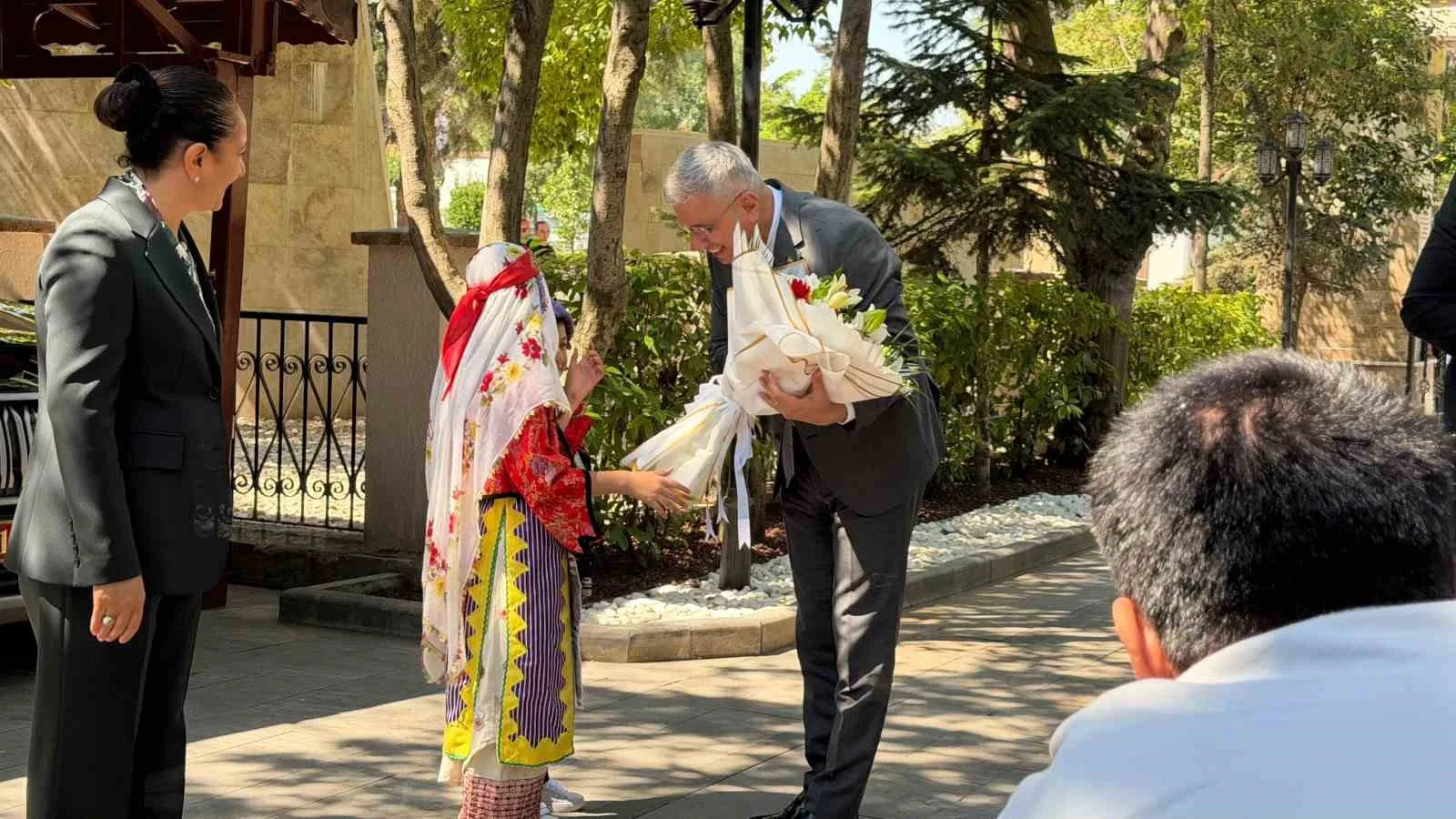 BİR DİZİ ZİYARET VE TEMASLARDA BULUNMAK ÜZERE BURDUR'A GELEN SAĞLIK BAKANI KEMAL MEMİŞOĞLU'NUN KENTTEKİ İLK DURAĞI BURDUR VALİLİĞİ OLDU. BAKAN MEMİŞOĞLU, BURADA BURDUR VALİSİ TÜLAY BAYDAR BİLGİHAN VE İL PROTOKOLÜ TARAFINDAN KARŞILANDI.