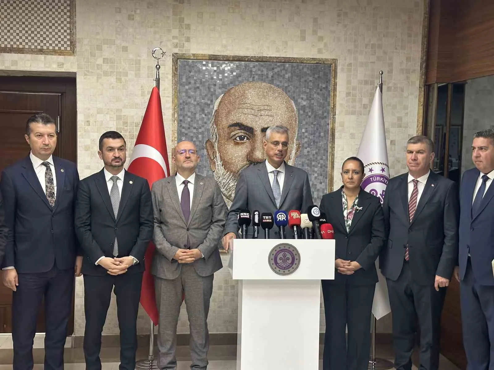 VALİLİK ŞEREF DEFTERİ'Nİ İMZALAYAN MEMİŞOĞLU, ARDINDAN İL DEĞERLENDİRME TOPLANTISI'NA KATILDI.