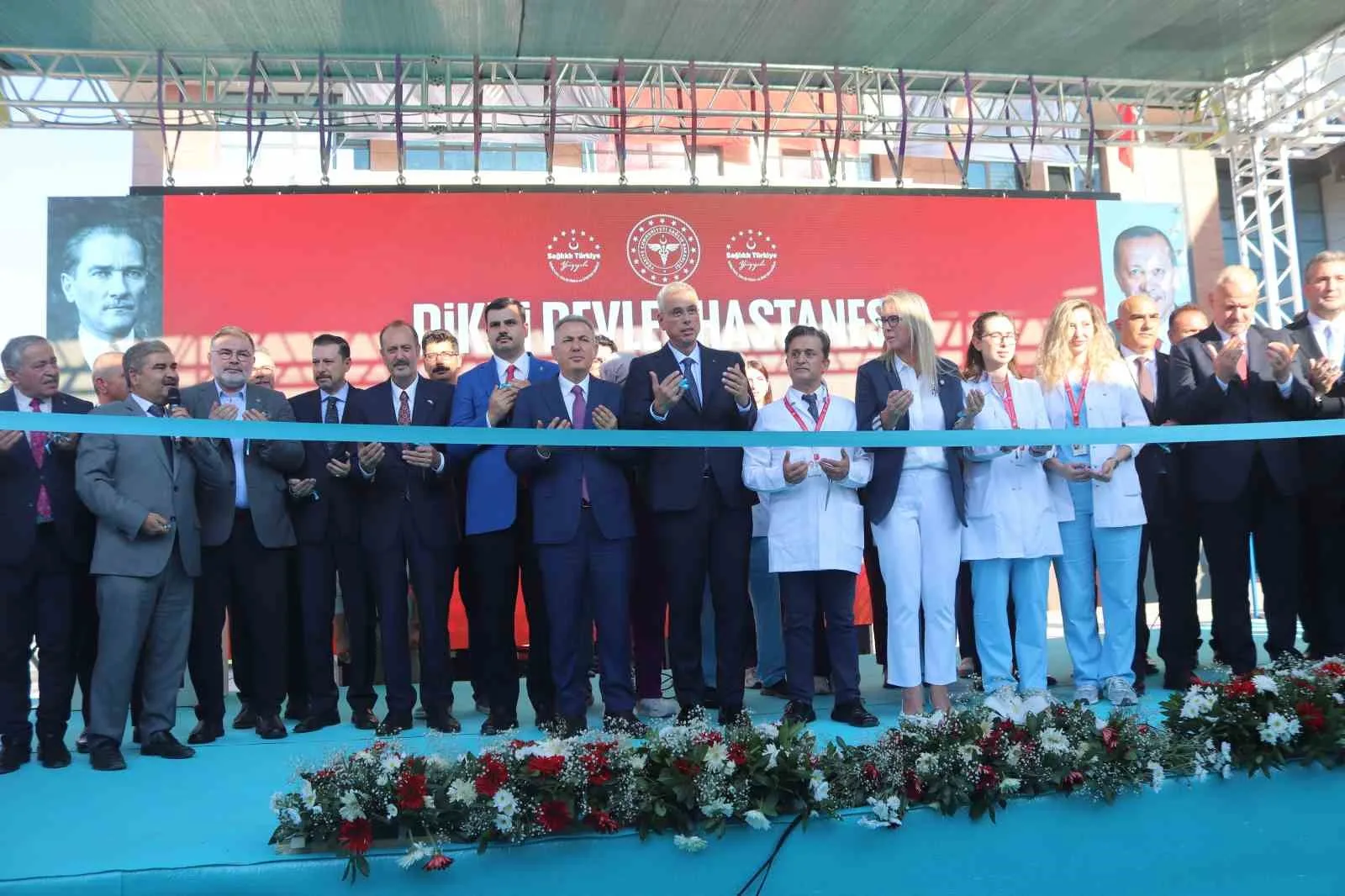 AÇILIŞTAN TOPLU KURDELE KESİMİ