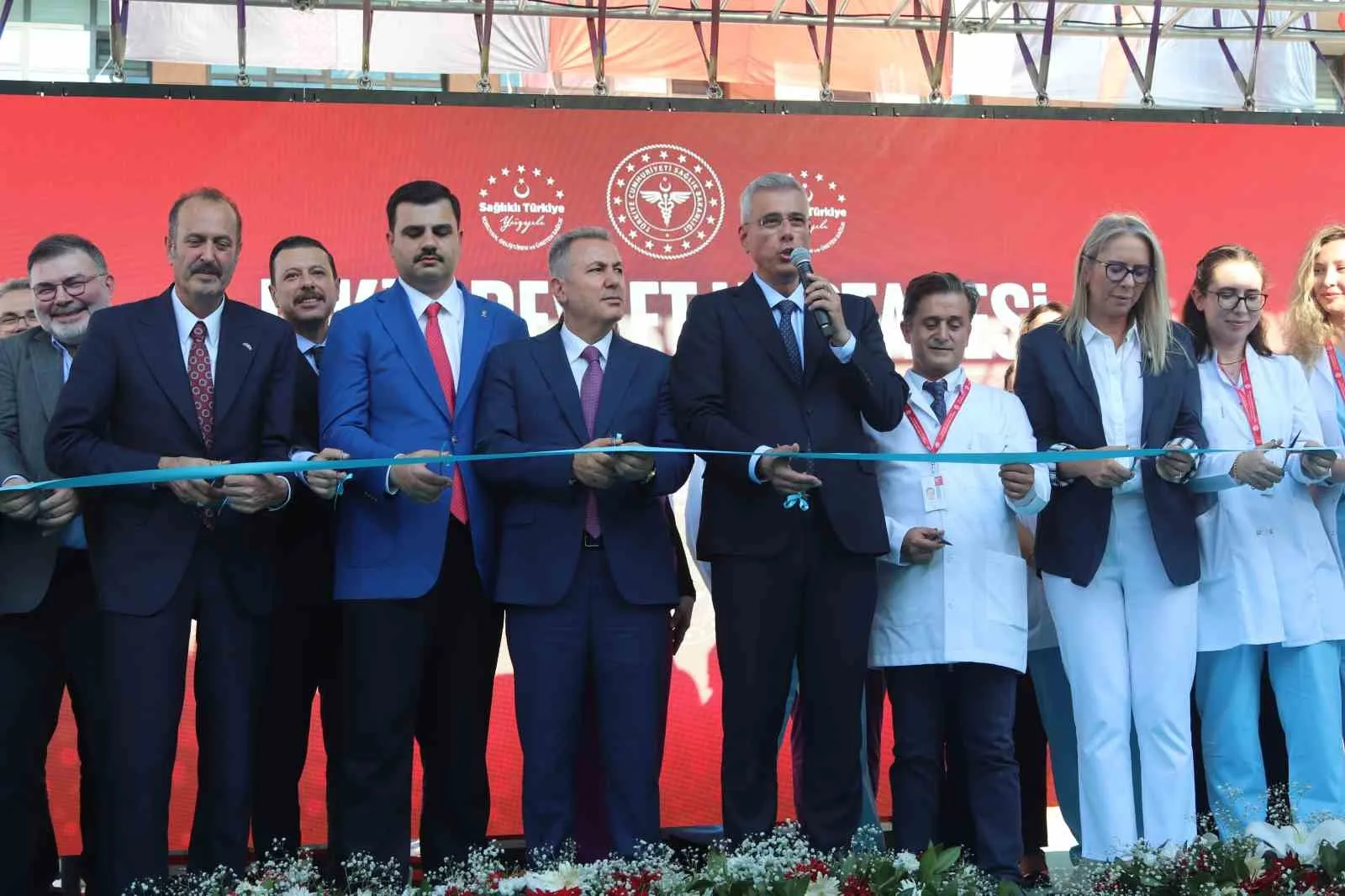 AÇILIŞTAN TOPLU KURDELE KESİMİ