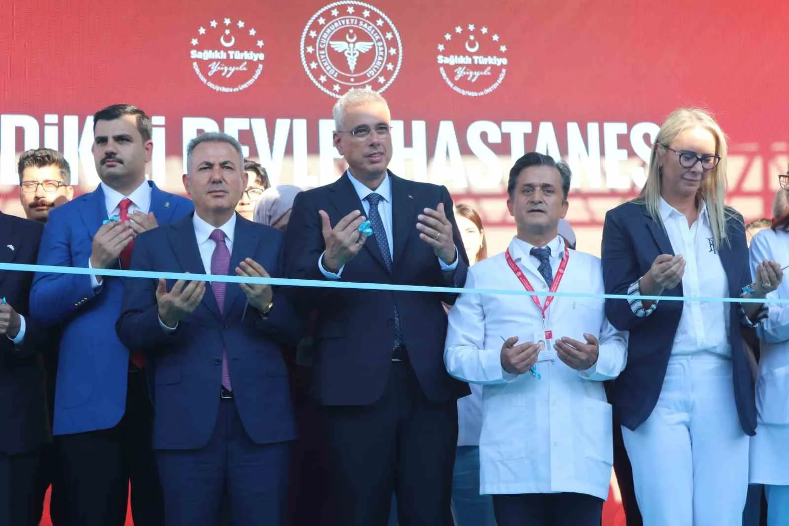 AK PARTİ GENEL SEKRETERİ VE İZMİR MİLLETVEKİLİ EYYÜP KADİR İNAN, İZMİR VALİSİ SÜLEYMAN ELBAN, SAĞLIK BAKANI KEMAL MEMİŞOĞLU, DİKİLİ DEVLET HASTANESİ BAŞHEKİMİ UZM. DR. ÖZKAN ERDOĞAN, AK PARTİ İZMİR MİLLETVEKİLİ CEYDA BÖLÜNMEZ ÇANKIRI,