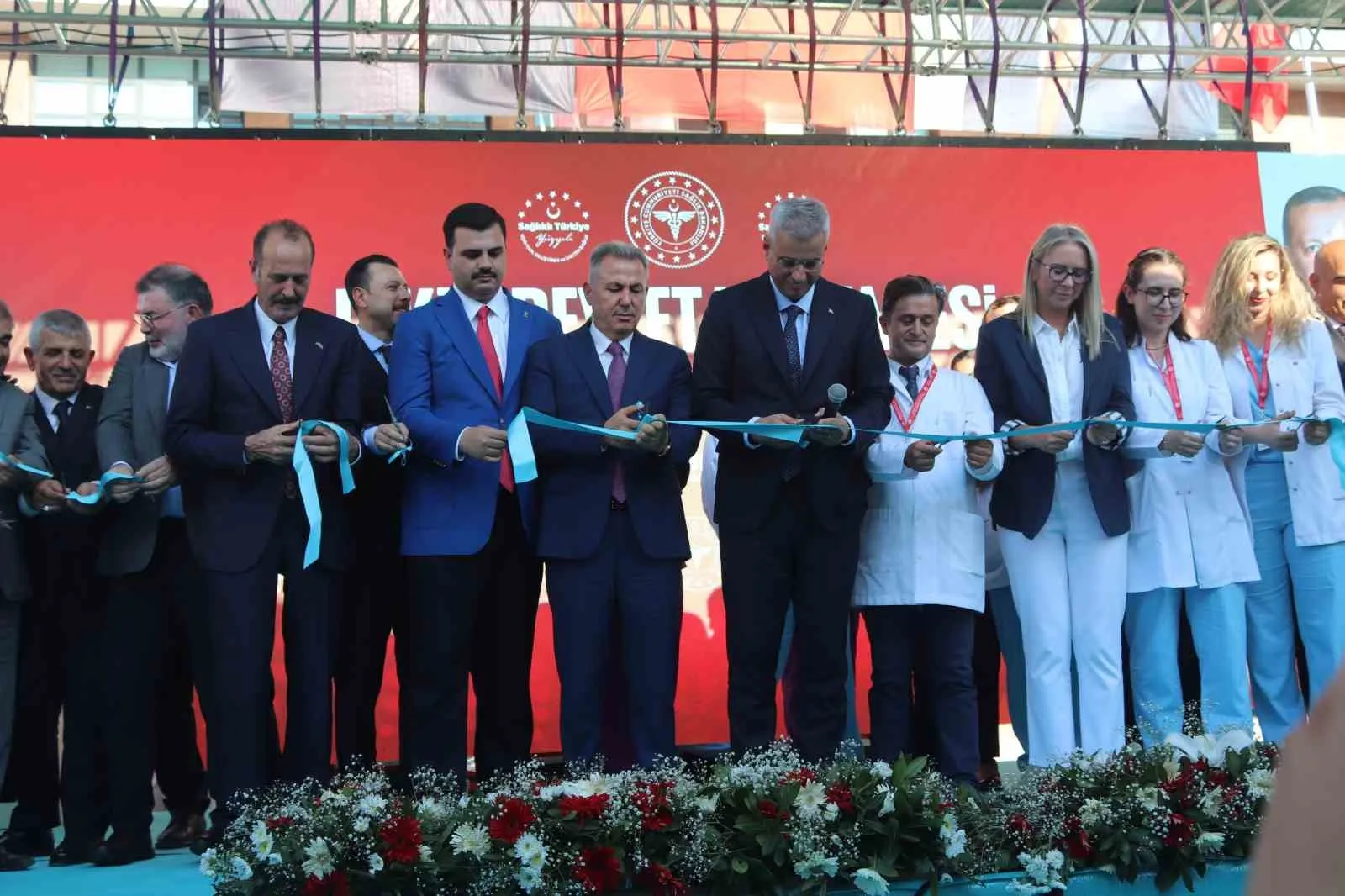 AÇILIŞTAN TOPLU KURDELE KESİMİ