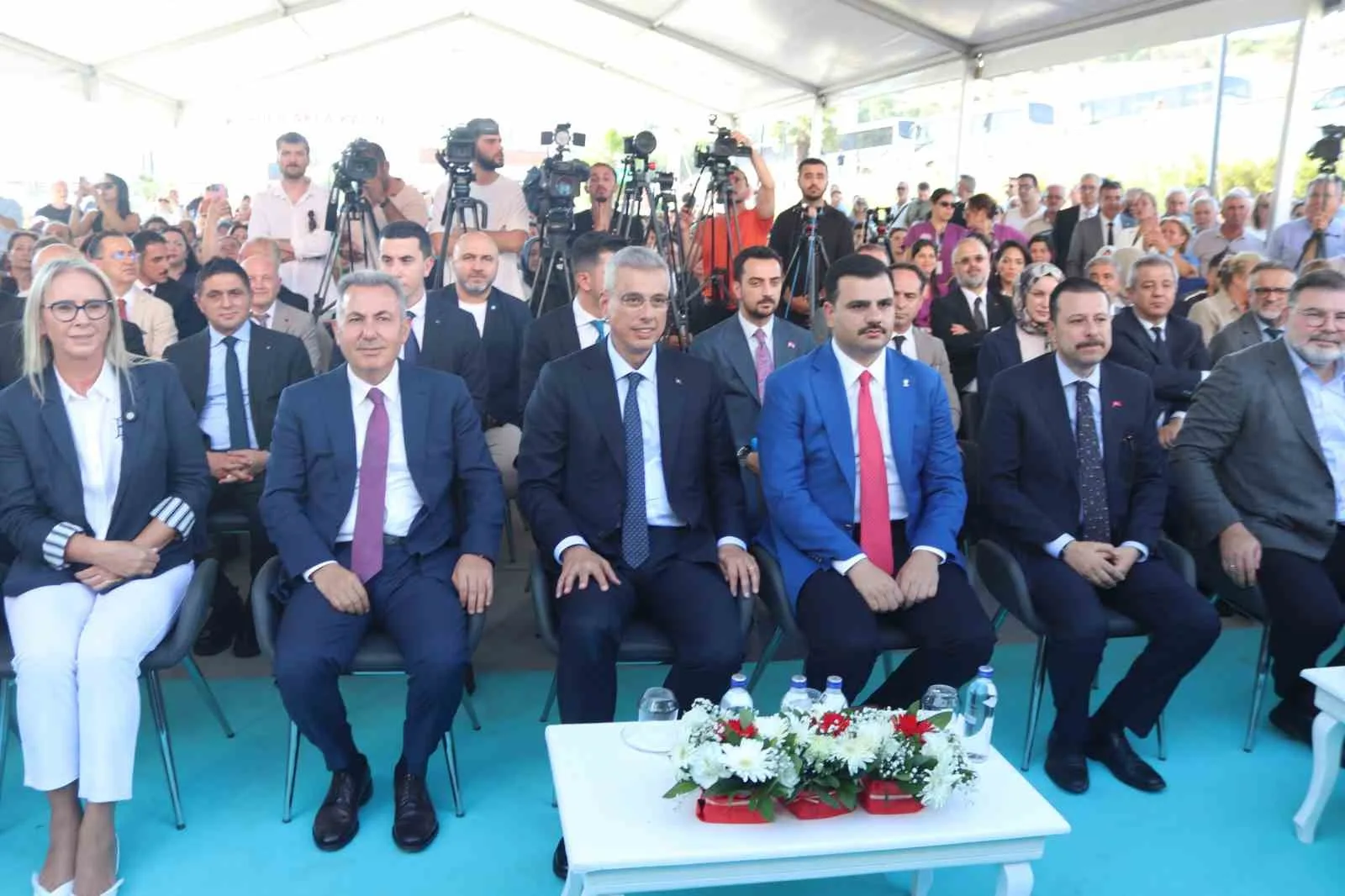 AK PARTİ İZMİR MİLLETVEKİLİ CEYDA BÖLÜNMEZ ÇANKIRI, İZMİR VALİSİ SÜLEYMAN ELBAN, SAĞLIK BAKANI KEMAL MEMİŞOĞLU, AK PARTİ GENEL SEKRETERİ VE İZMİR MİLLETVEKİLİ EYYÜP KADİR İNAN, AK PARTİ İZMİR MİLLETVEKİLİ MAHMUT ATİLLA KAYA, AK PARTİ İZMİR İL BAŞKANI BİLAL SAYGILI,