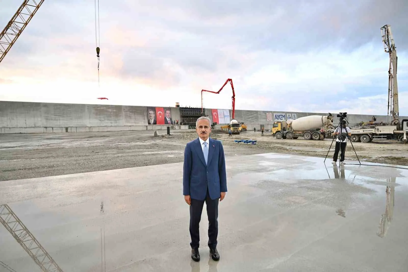 ULAŞTIRMA VE ALTYAPI BAKANI ABDULKADİR URALOĞLU, YÜZDE 82 FİZİKİ GERÇEKLEŞMEYE ULAŞAN RİZE İYİDERE LOJİSTİK LİMANI'NIN SON ANO KRONMAN BETON DÖKÜM TÖRENİ'NE KATILDI