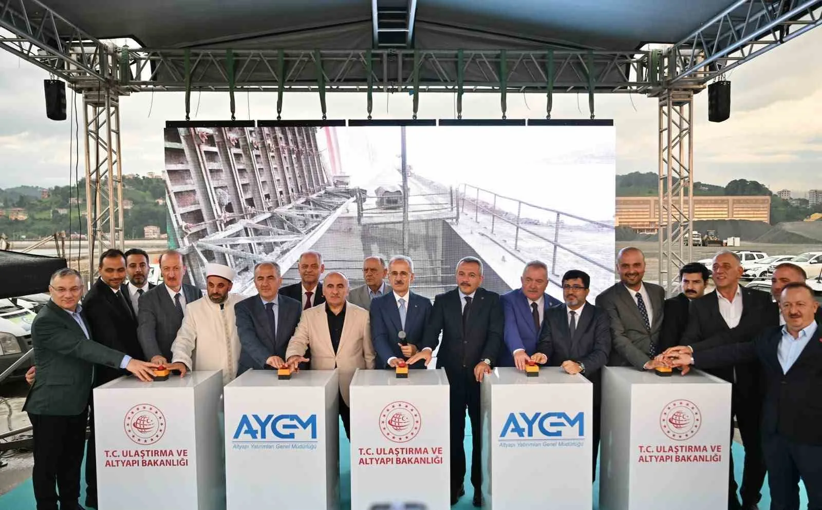 ULAŞTIRMA VE ALTYAPI BAKANI ABDULKADİR URALOĞLU, YÜZDE 82 FİZİKİ GERÇEKLEŞMEYE ULAŞAN RİZE İYİDERE LOJİSTİK LİMANI'NIN SON ANO KRONMAN BETON DÖKÜM TÖRENİ'NE KATILDI