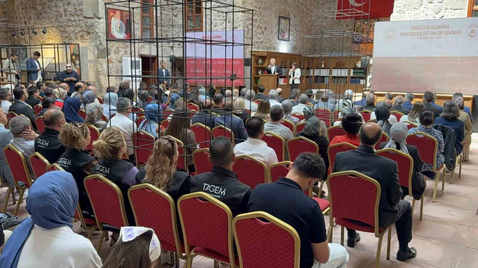 AİLE VE SOSYAL HİZMETLER BAKANLIĞI TARAFINDAN TOKAT’TA DÜZENLENEN ENGELLİLİK ALANINDA FARKINDALIK SEMİNERİNDE, ENGELLİ BİREYLERE YÖNELİK BAKIM HİZMETLERİ VE KAMUDAKİ İSTİHDAM ÇALIŞMALARINA İLİŞKİN GÜNCEL VERİLER PAYLAŞILDI.