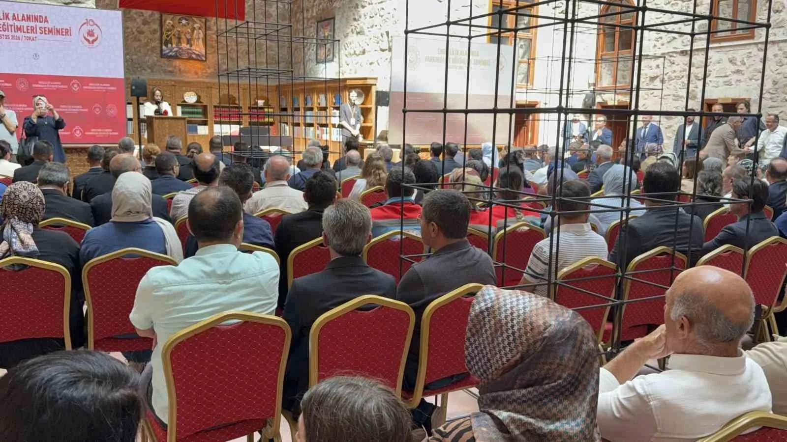 AİLE VE SOSYAL HİZMETLER BAKANLIĞI TARAFINDAN TOKAT’TA DÜZENLENEN ENGELLİLİK ALANINDA FARKINDALIK SEMİNERİ DÜZENLENDİ.