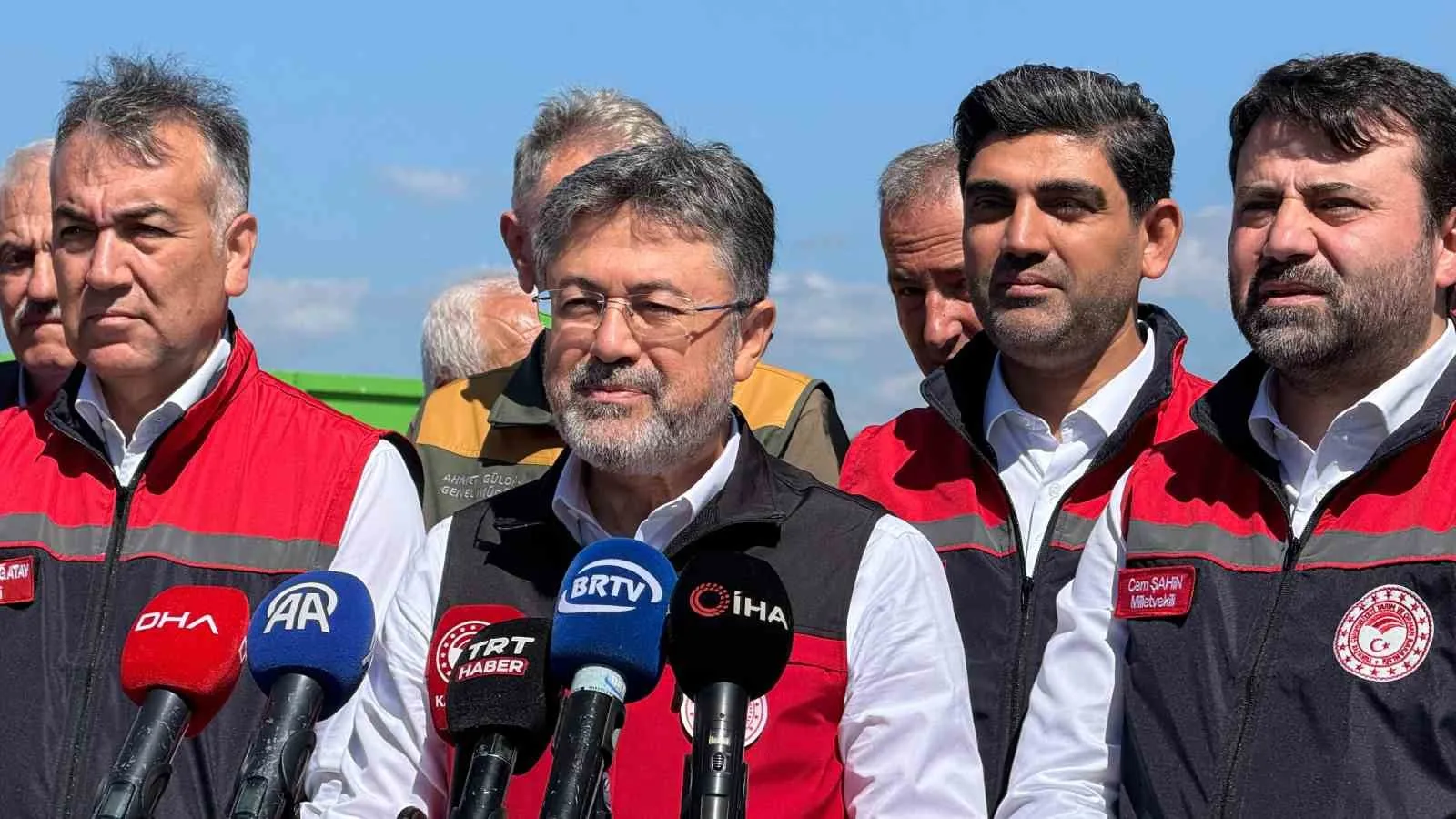 TARIM VE ORMAN BAKANI İBRAHİM YUMAKLI, KARABÜK’ÜN EFLANİ İLÇESİNDE BUĞDAY HASADINA KATILDI. YUMAKLI, TÜRKİYE GENELİNDE ARPA VE BUĞDAY HASADININ YÜZDE 93 ORANINDA TAMAMLANDIĞINI BELİRTEREK, SEZONUN YAKLAŞIK 140 MİLYON TONLUK ÜRETİMLE TAMAMLANMASININ BEKLENDİĞİNİ AÇIKLADI.