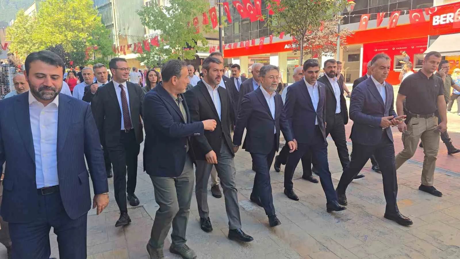 TARIM VE ORMAN BAKANI İBRAHİM YUMAKLI, KARABÜK'TEKİ TEMASLARI KAPSAMINDA AK PARTİ KARABÜK İL BAŞKANLIĞINI ZİYARET EDEREK TEŞKİLAT MENSUPLARIYLA BİR ARAYA GELDİ.