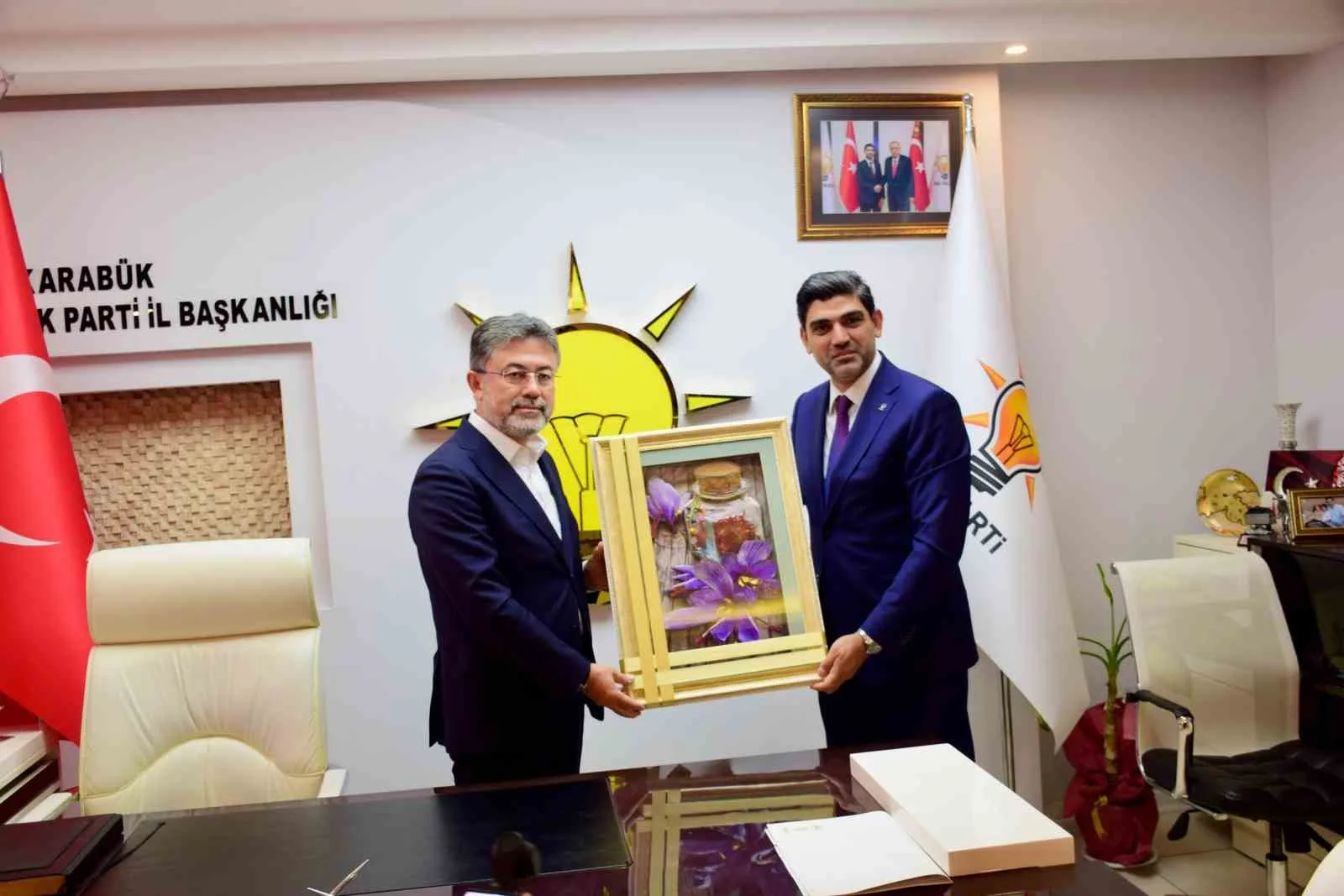 TARIM VE ORMAN BAKANI İBRAHİM YUMAKLI, KARABÜK'TEKİ TEMASLARI KAPSAMINDA AK PARTİ KARABÜK İL BAŞKANLIĞINI ZİYARET EDEREK TEŞKİLAT MENSUPLARIYLA BİR ARAYA GELDİ.