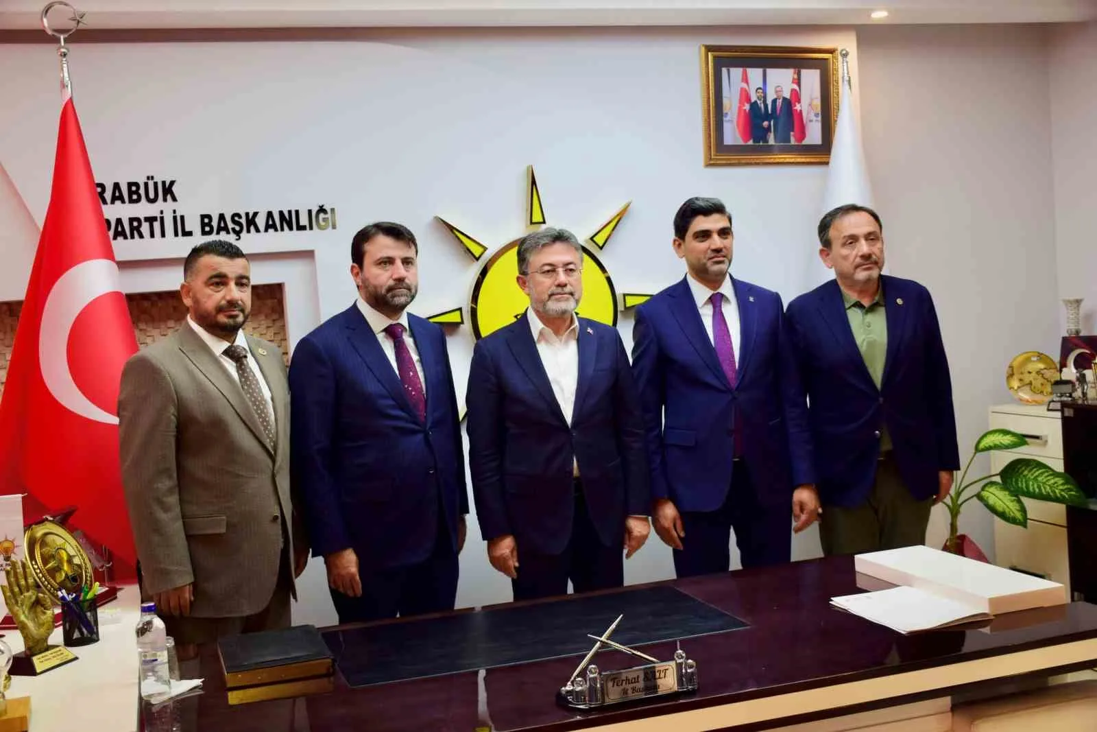 TARIM VE ORMAN BAKANI İBRAHİM YUMAKLI, KARABÜK'TEKİ TEMASLARI KAPSAMINDA AK PARTİ KARABÜK İL BAŞKANLIĞINI ZİYARET EDEREK TEŞKİLAT MENSUPLARIYLA BİR ARAYA GELDİ.