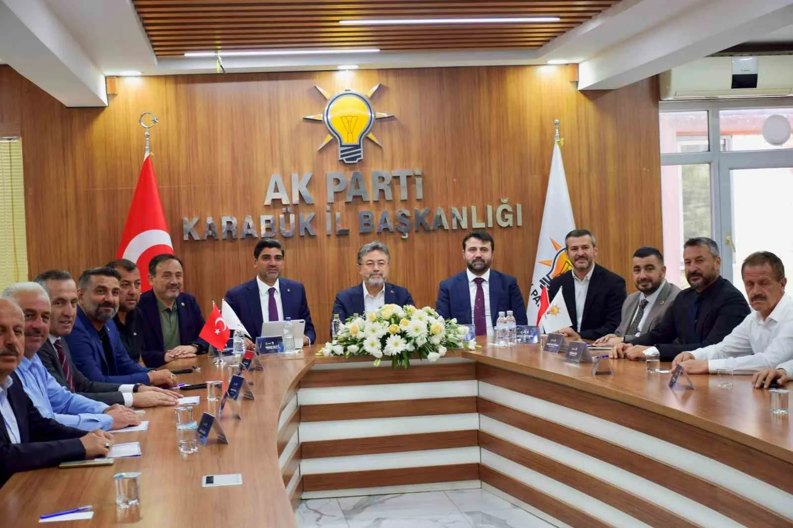 TARIM VE ORMAN BAKANI İBRAHİM YUMAKLI, KARABÜK'TEKİ TEMASLARI KAPSAMINDA AK PARTİ KARABÜK İL BAŞKANLIĞINI ZİYARET EDEREK TEŞKİLAT MENSUPLARIYLA BİR ARAYA GELDİ.