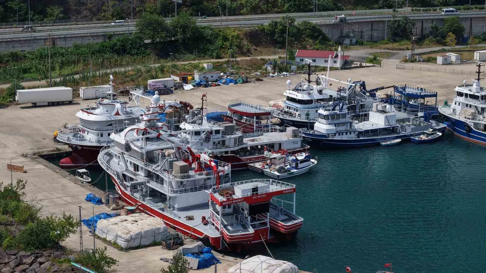1 EYLÜL’DE BAŞLAYACAK YENİ AV SEZONU ÖNCESİ BALIKÇILAR HAZIRLIKLARI TÜM HIZIYLA SÜRDÜRÜYOR.