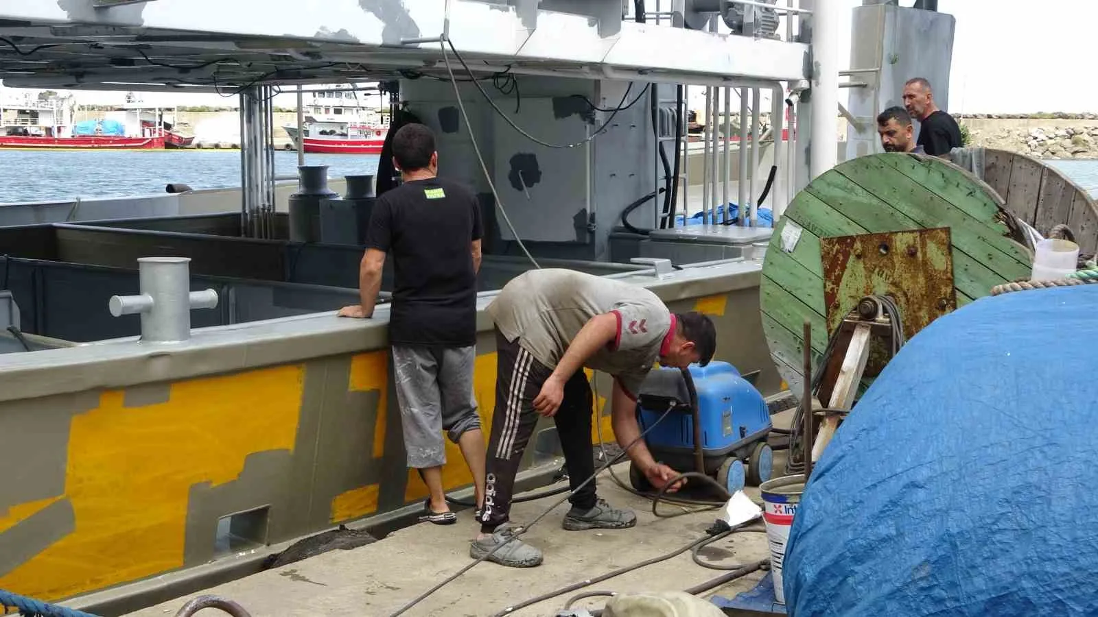1 EYLÜL’DE BAŞLAYACAK YENİ AV SEZONU ÖNCESİ BALIKÇILAR HAZIRLIKLARI TÜM HIZIYLA SÜRDÜRÜYOR.