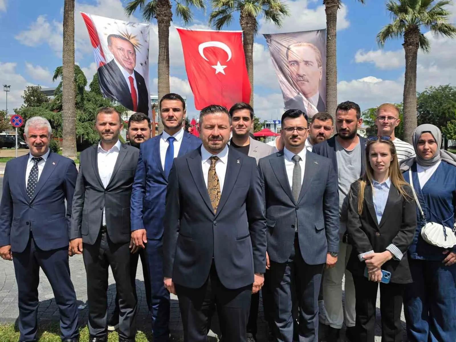 BALIKESİR'DE TÜRK BAYRAĞININ YANINA CUMHURBAŞKANI ERDOĞAN'IN FOTOĞRAFI ASILMAMASINA TEPKİ