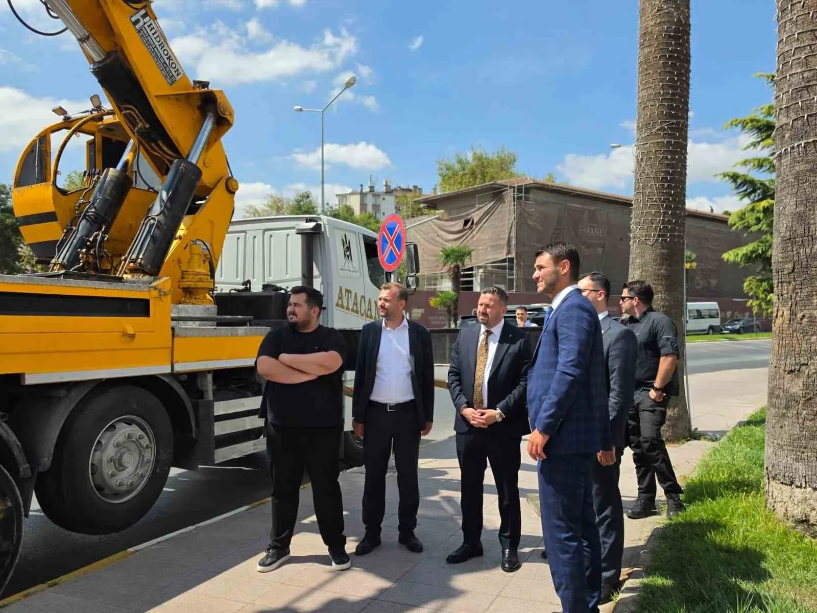 BALIKESİR'DE TÜRK BAYRAĞININ YANINA CUMHURBAŞKANI ERDOĞAN'IN FOTOĞRAFI ASILMAMASINA TEPKİ