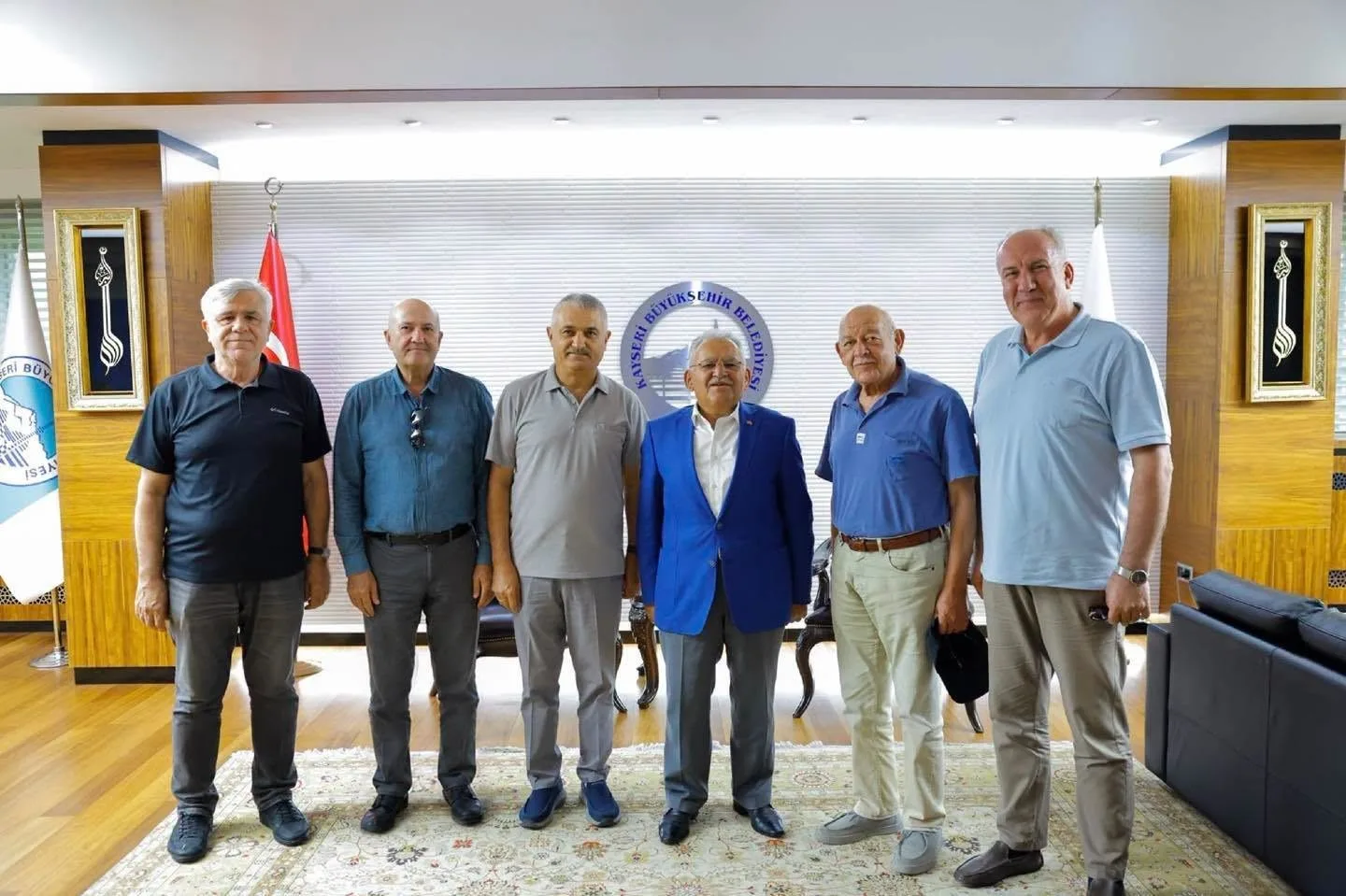 KAYSERİ BÜYÜKŞEHİR BELEDİYE BAŞKANI DR. MEMDUH BÜYÜKKILIÇ, OLAĞANÜSTÜ GENEL KURULDA ERCİYES 38 FK KULÜP BAŞKANLIĞINA SEÇİLEN LATİF ERSOY VE YÖNETİMİNİ MAKAMINDA AĞIRLADI.