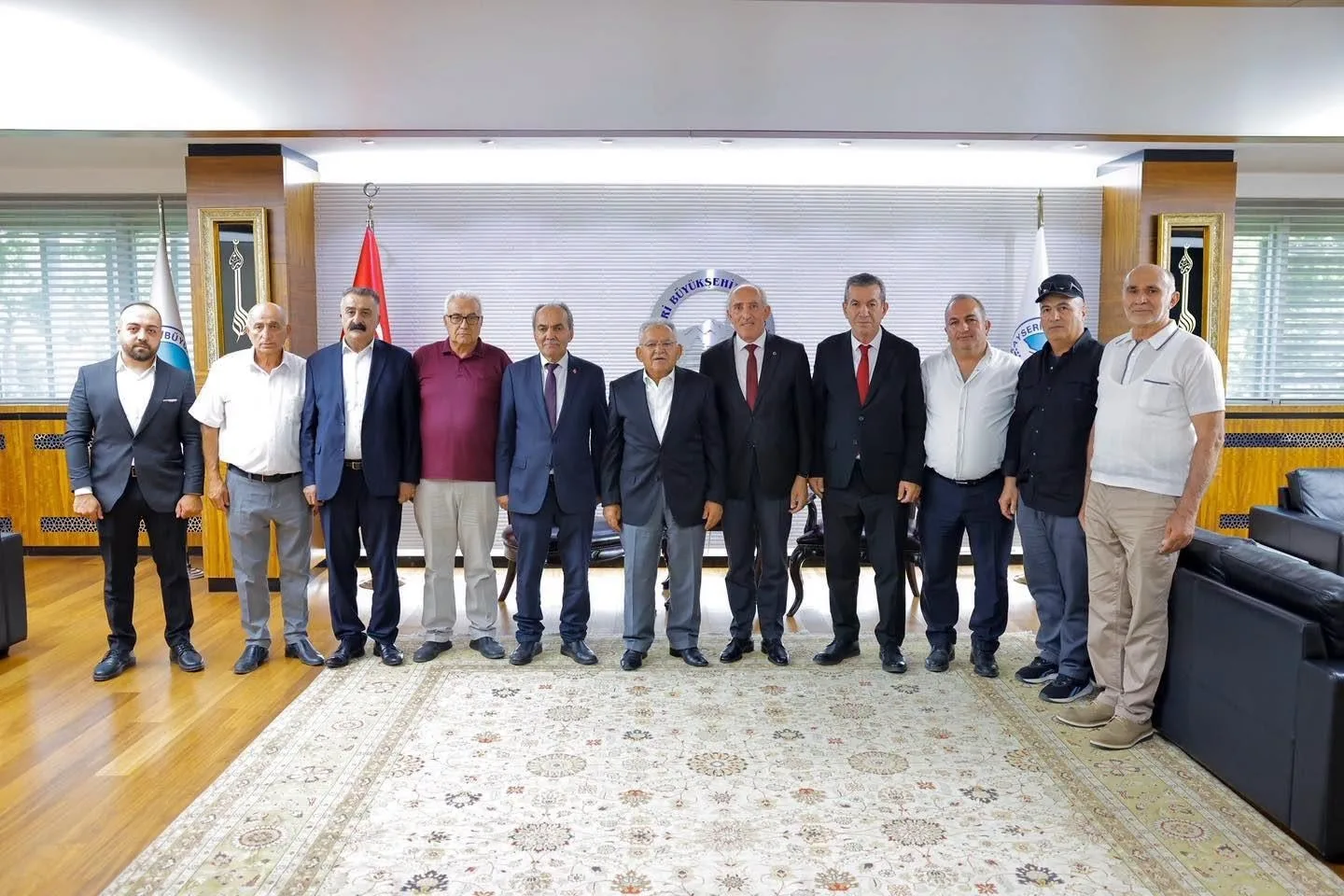 KAYSERİ BÜYÜKŞEHİR BELEDİYE BAŞKANI DR. MEMDUH BÜYÜKKILIÇ, OLAĞANÜSTÜ GENEL KURULDA ERCİYES 38 FK KULÜP BAŞKANLIĞINA SEÇİLEN LATİF ERSOY VE YÖNETİMİNİ MAKAMINDA AĞIRLADI.