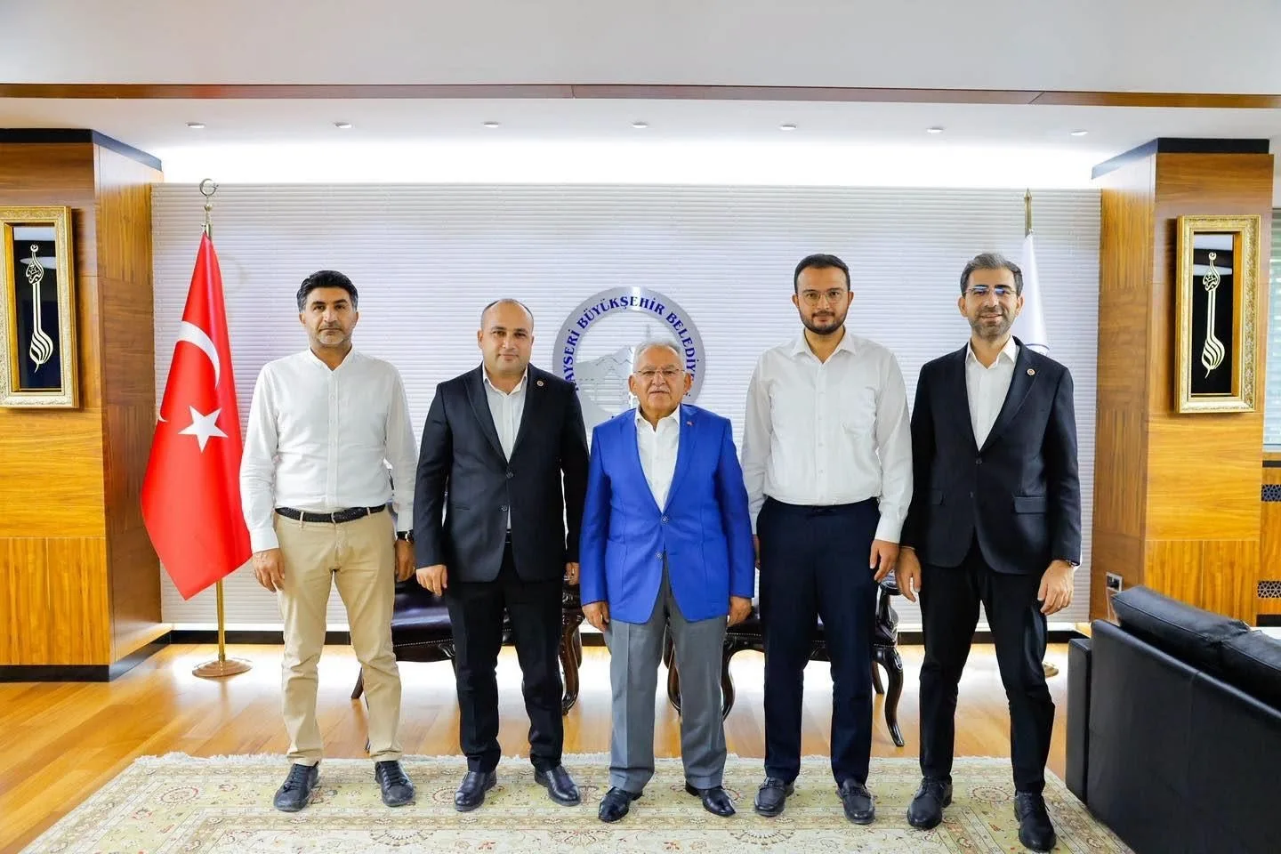 KAYSERİ BÜYÜKŞEHİR BELEDİYE BAŞKANI DR. MEMDUH BÜYÜKKILIÇ, OLAĞANÜSTÜ GENEL KURULDA ERCİYES 38 FK KULÜP BAŞKANLIĞINA SEÇİLEN LATİF ERSOY VE YÖNETİMİNİ MAKAMINDA AĞIRLADI.
