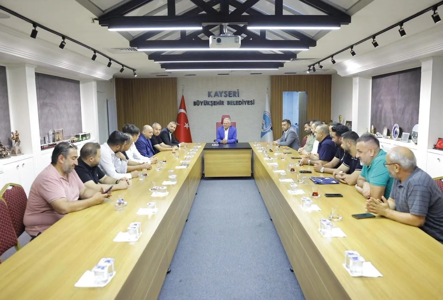 KAYSERİ BÜYÜKŞEHİR BELEDİYE BAŞKANI DR. MEMDUH BÜYÜKKILIÇ, OLAĞANÜSTÜ GENEL KURULDA ERCİYES 38 FK KULÜP BAŞKANLIĞINA SEÇİLEN LATİF ERSOY VE YÖNETİMİNİ MAKAMINDA AĞIRLADI.