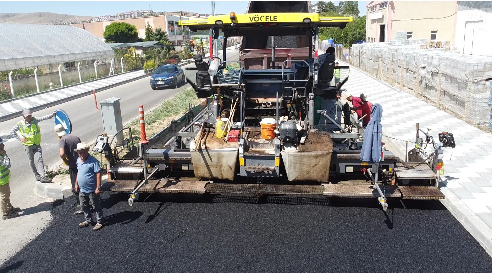 KAMAN BELEDİYE BAŞKANI EMRE DEMİRCİ; İLÇENİN ULAŞIM ALTYAPISINI GÜÇLENDİRMEK AMACIYLA YÜRÜTÜLEN ÇALIŞMALAR KAPSAMINDA TOPLAM 43 KİLOMETRELİK YOL YATIRIMININ TAMAMLANDIĞINI AÇIKLADI.