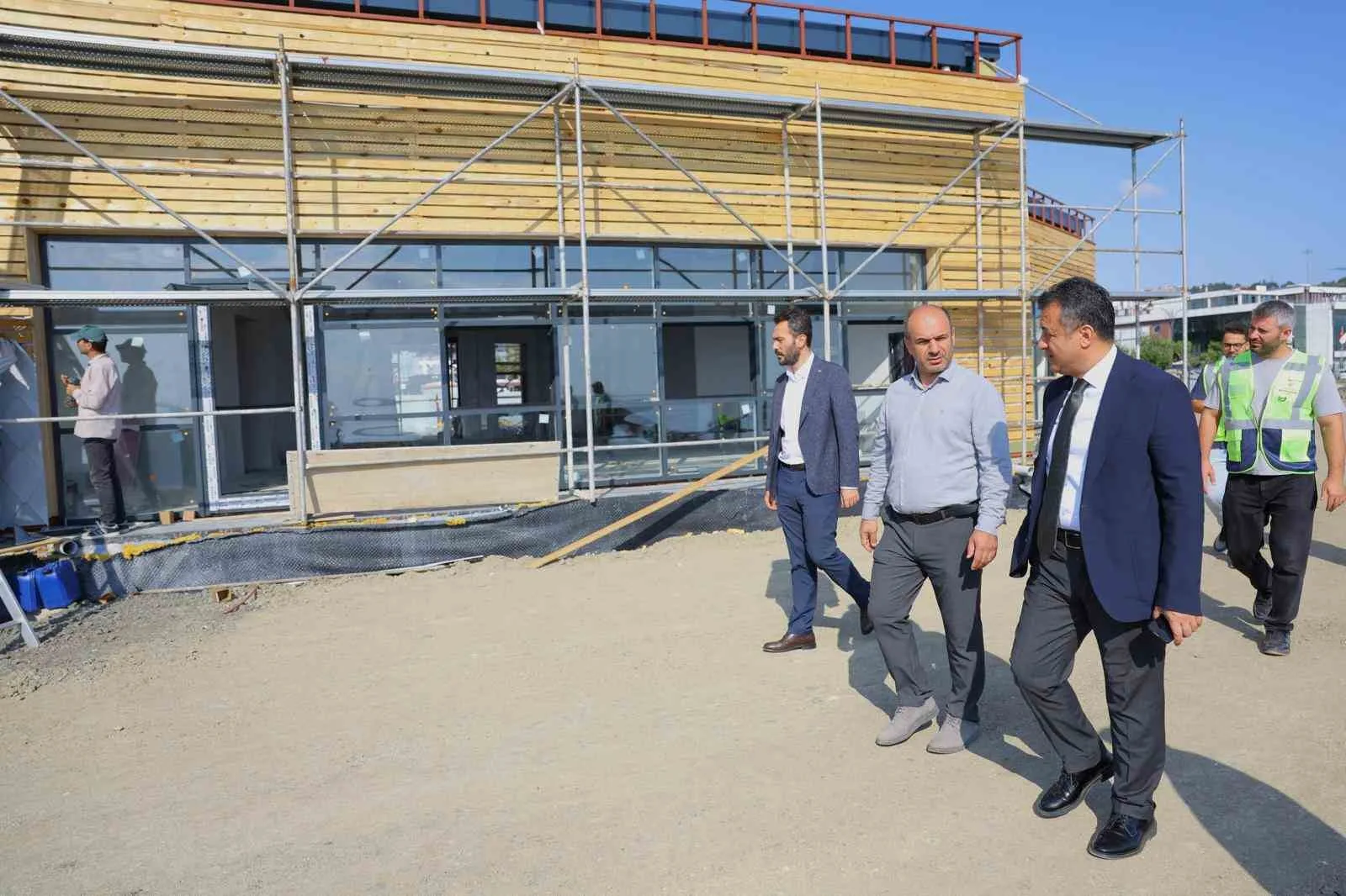 SAMSUN BÜYÜKŞEHİR BELEDİYESİNCE İLKADIM İLÇESİNE KAZANDIRILAN BALIK RESTORANI'NDA ÇALIŞMALAR SÜRERKEN, BÜYÜKŞEHİR BELEDİYE BAŞKANI HALİT DOĞAN ÇALIŞMALARI YERİNDE İNCELEDİ. YÜZDE 75’LİK KISMI TAMAMLANAN RESTORAN, HEM YERLİ HALKIN HEM DE ŞEHRE GELEN ZİYARETÇİLERİN UĞRAK NOKTASI OLMAYA HAZIRLANIYOR.