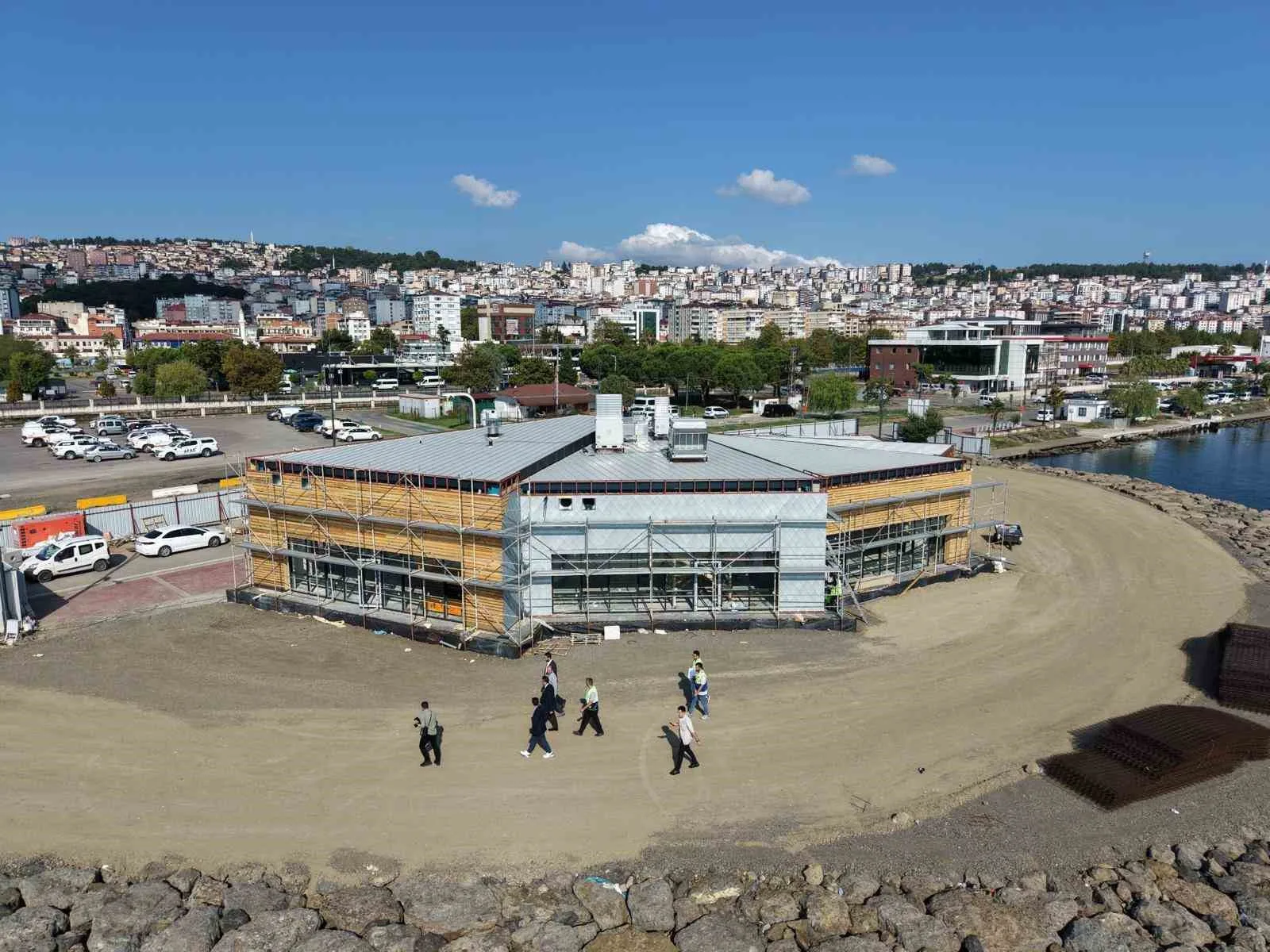 SAMSUN BÜYÜKŞEHİR BELEDİYESİNCE İLKADIM İLÇESİNE KAZANDIRILAN BALIK RESTORANI'NDA ÇALIŞMALAR SÜRERKEN, BÜYÜKŞEHİR BELEDİYE BAŞKANI HALİT DOĞAN ÇALIŞMALARI YERİNDE İNCELEDİ. YÜZDE 75’LİK KISMI TAMAMLANAN RESTORAN, HEM YERLİ HALKIN HEM DE ŞEHRE GELEN ZİYARETÇİLERİN UĞRAK NOKTASI OLMAYA HAZIRLANIYOR.