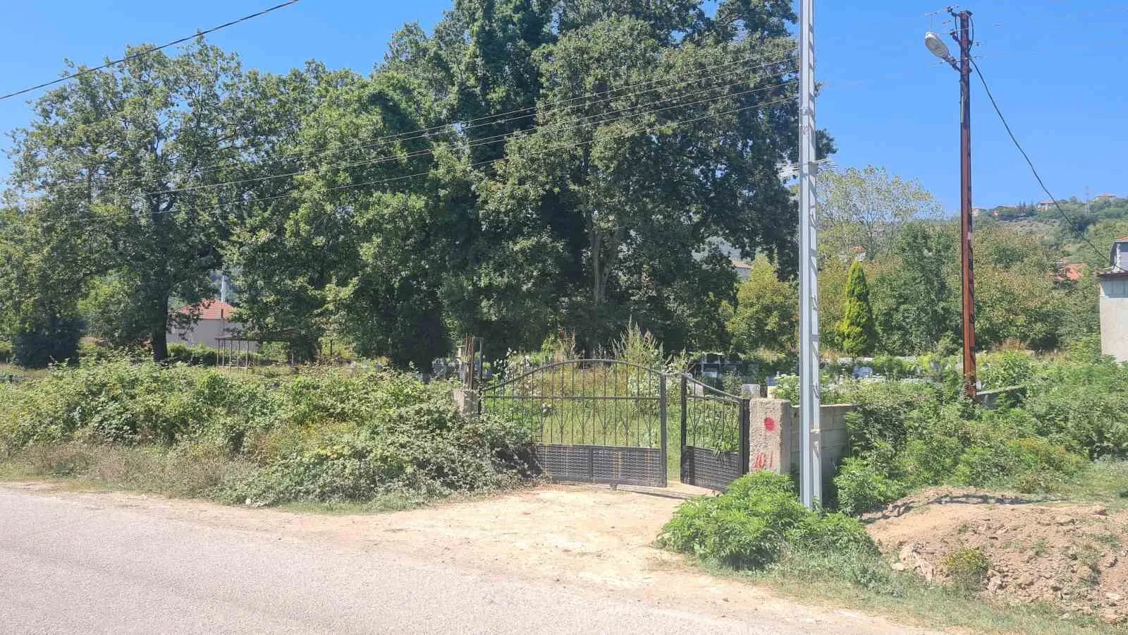 ZONGULDAK'IN ÇAYCUMA İLÇESİNE İLÇESİNDE MEZARLIĞA BİR BEBEK CESEDİ GÖMÜLDÜĞÜ İHBARI JANDARMA EKİPLERİNİ ALARMA GEÇİRDİ. EKİPLERİN OLAY YERİNDE YAPTIĞI İNCELEMEDE, GÖMÜLENİN BEBEK DEĞİL, ÖLMÜŞ BİR KEDİ OLDUĞU ORTAYA ÇIKTI.