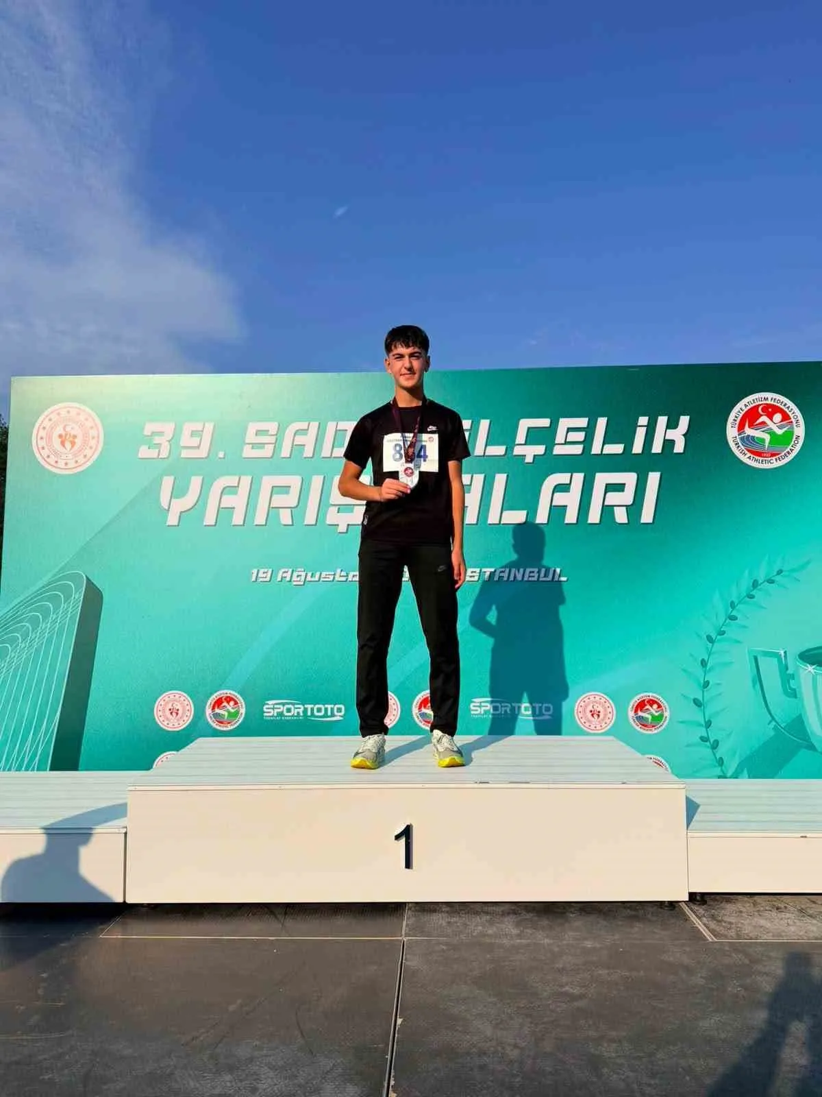 İSTANBUL’DA DÜZENLENEN 39. SADİ GÜLÇELİK YARIŞMALARI’NDA GENÇLİK VE SPOR İL MÜDÜRLÜĞÜ SPORCUSU BERAT İŞLER, U16 ERKEKLER KATEGORİSİNDE ÇEKİÇ ATMADA TÜRKİYE İKİNCİSİ, UZUN ATLAMADA İSE TÜRKİYE DÖRDÜNCÜSÜ OLDU.