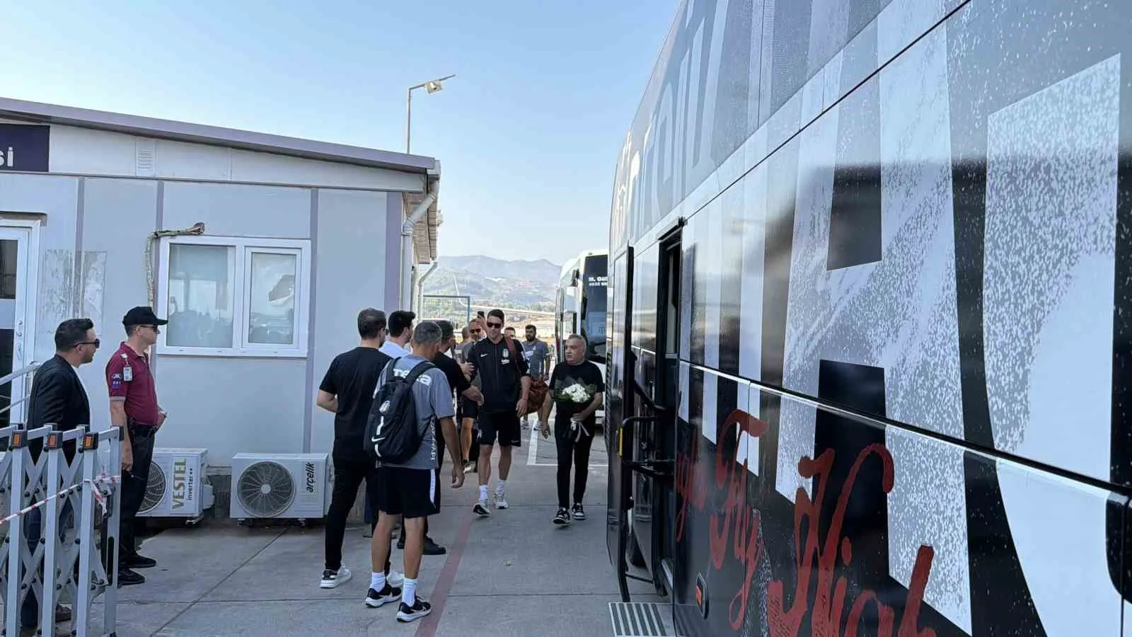 TRENDYOL SÜPER LİG’İN 2. HAFTASINDA CORENDON ALANYASPOR İLE KARŞILAŞACAK BEŞİKTAŞ’IN KAFİLESİ, ALANYA DEPLASMANI ÖNCESİNDE GAZİPAŞA’YA GELDİ. SİYAH-BEYAZLI KAFİLEYİ TAŞIYAN UÇAK, GAZİPAŞA-ALANYA HAVALİMANI’NA İNİŞ YAPTI.
