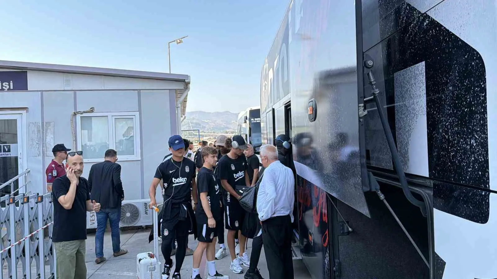 TRENDYOL SÜPER LİG’İN 2. HAFTASINDA CORENDON ALANYASPOR İLE KARŞILAŞACAK BEŞİKTAŞ’IN KAFİLESİ, ALANYA DEPLASMANI ÖNCESİNDE GAZİPAŞA’YA GELDİ. SİYAH-BEYAZLI KAFİLEYİ TAŞIYAN UÇAK, GAZİPAŞA-ALANYA HAVALİMANI’NA İNİŞ YAPTI.