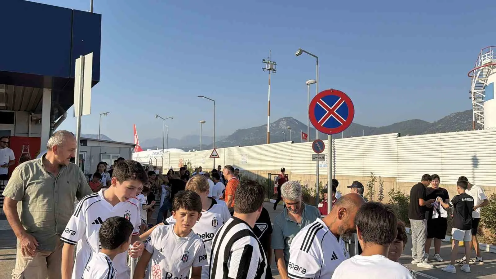 TRENDYOL SÜPER LİG’İN 2. HAFTASINDA CORENDON ALANYASPOR İLE KARŞILAŞACAK BEŞİKTAŞ’IN KAFİLESİ, ALANYA DEPLASMANI ÖNCESİNDE GAZİPAŞA’YA GELDİ. SİYAH-BEYAZLI KAFİLEYİ TAŞIYAN UÇAK, GAZİPAŞA-ALANYA HAVALİMANI’NA İNİŞ YAPTI.