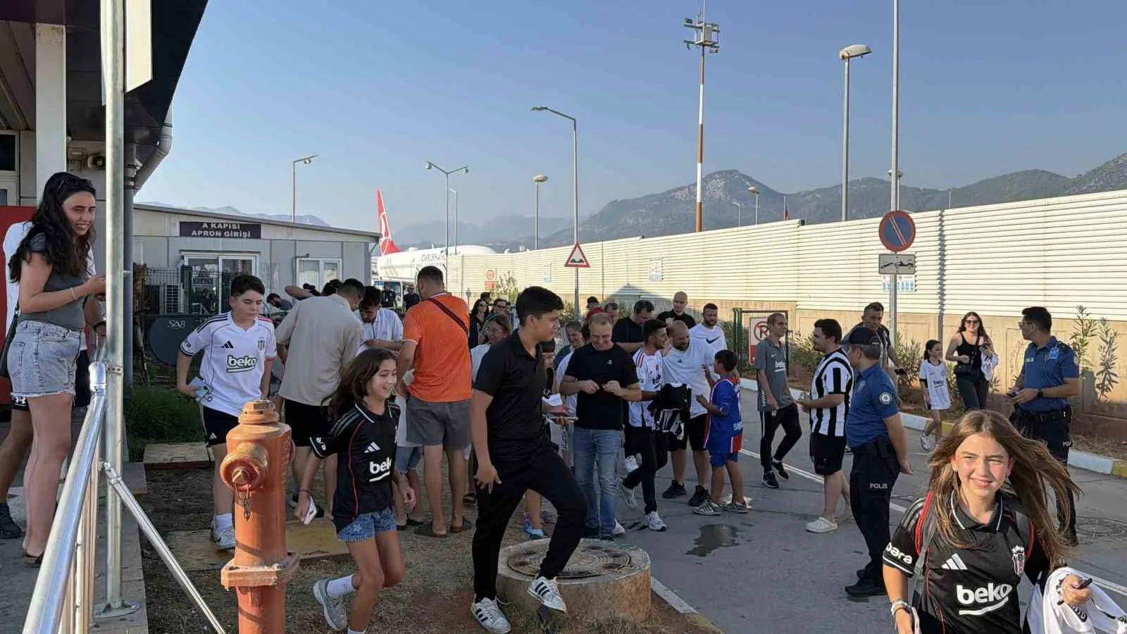 TRENDYOL SÜPER LİG’İN 2. HAFTASINDA CORENDON ALANYASPOR İLE KARŞILAŞACAK BEŞİKTAŞ’IN KAFİLESİ, ALANYA DEPLASMANI ÖNCESİNDE GAZİPAŞA’YA GELDİ. SİYAH-BEYAZLI KAFİLEYİ TAŞIYAN UÇAK, GAZİPAŞA-ALANYA HAVALİMANI’NA İNİŞ YAPTI.