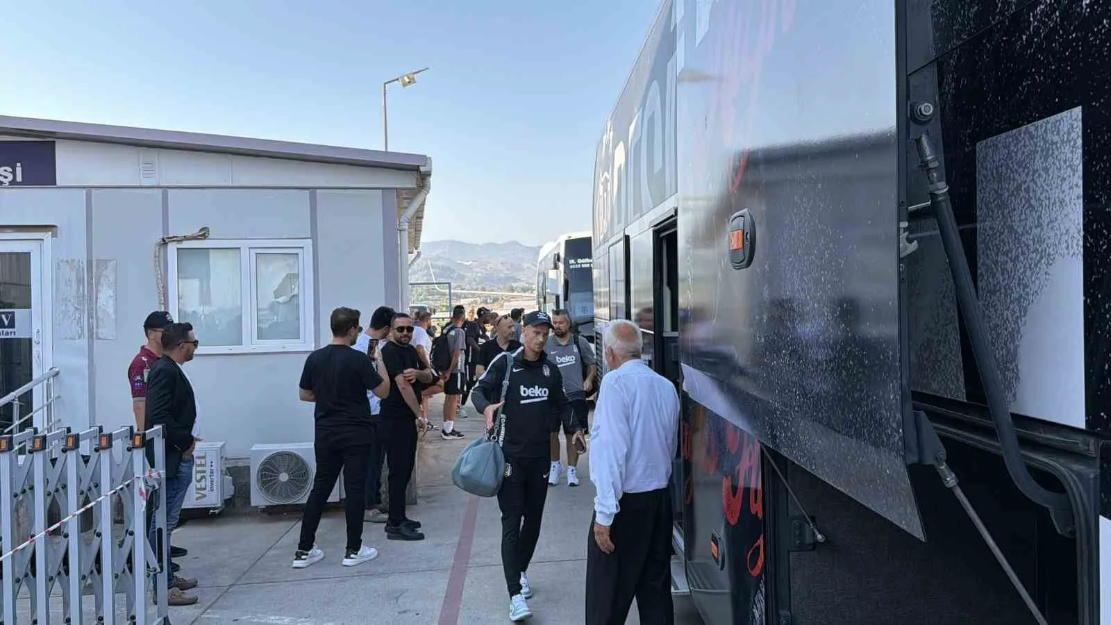 TRENDYOL SÜPER LİG’İN 2. HAFTASINDA CORENDON ALANYASPOR İLE KARŞILAŞACAK BEŞİKTAŞ’IN KAFİLESİ, ALANYA DEPLASMANI ÖNCESİNDE GAZİPAŞA’YA GELDİ. SİYAH-BEYAZLI KAFİLEYİ TAŞIYAN UÇAK, GAZİPAŞA-ALANYA HAVALİMANI’NA İNİŞ YAPTI.