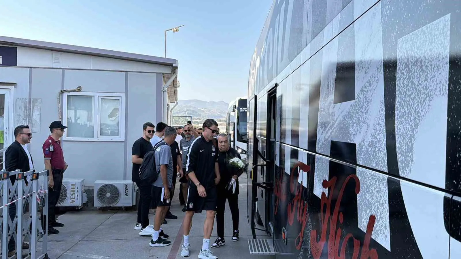 TRENDYOL SÜPER LİG’İN 2. HAFTASINDA CORENDON ALANYASPOR İLE KARŞILAŞACAK BEŞİKTAŞ’IN KAFİLESİ, ALANYA DEPLASMANI ÖNCESİNDE GAZİPAŞA’YA GELDİ. SİYAH-BEYAZLI KAFİLEYİ TAŞIYAN UÇAK, GAZİPAŞA-ALANYA HAVALİMANI’NA İNİŞ YAPTI.
