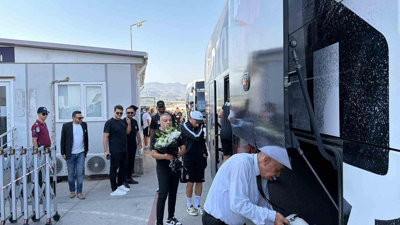 TRENDYOL SÜPER LİG’İN 2. HAFTASINDA CORENDON ALANYASPOR İLE KARŞILAŞACAK BEŞİKTAŞ’IN KAFİLESİ, ALANYA DEPLASMANI ÖNCESİNDE GAZİPAŞA’YA GELDİ. SİYAH-BEYAZLI KAFİLEYİ TAŞIYAN UÇAK, GAZİPAŞA-ALANYA HAVALİMANI’NA İNİŞ YAPTI.