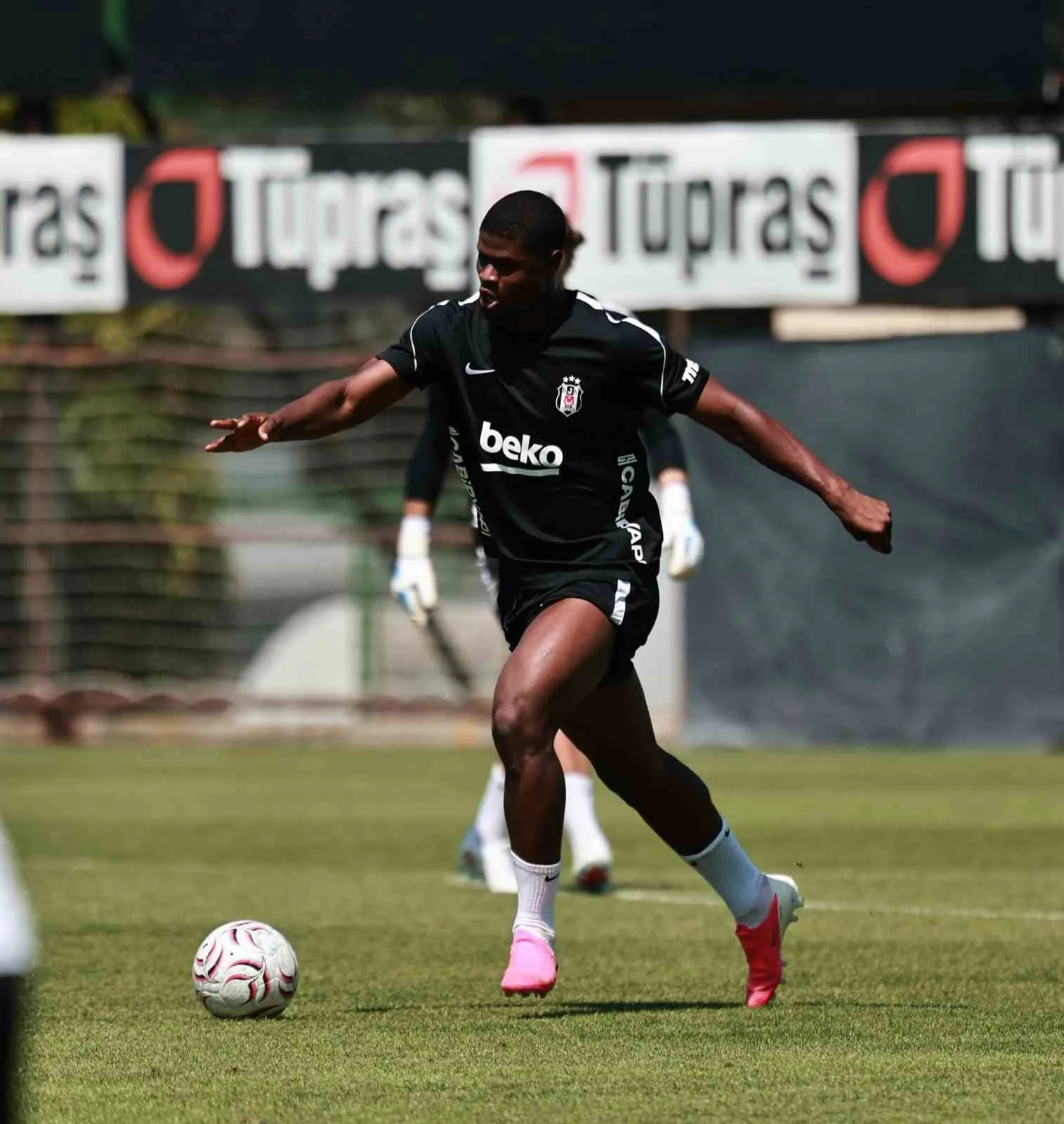 BEŞİKTAŞ, TRENDYOL SÜPER LİG'İN 2. HAFTASINDA DEPLASMANDA CORENDON ALANYASPOR İLE OYNAYACAĞI KARŞILAŞMANIN HAZIRLIKLARINA, ARA VERMEDEN BUGÜN YAPTIĞI ANTRENMANLA BAŞLADI.