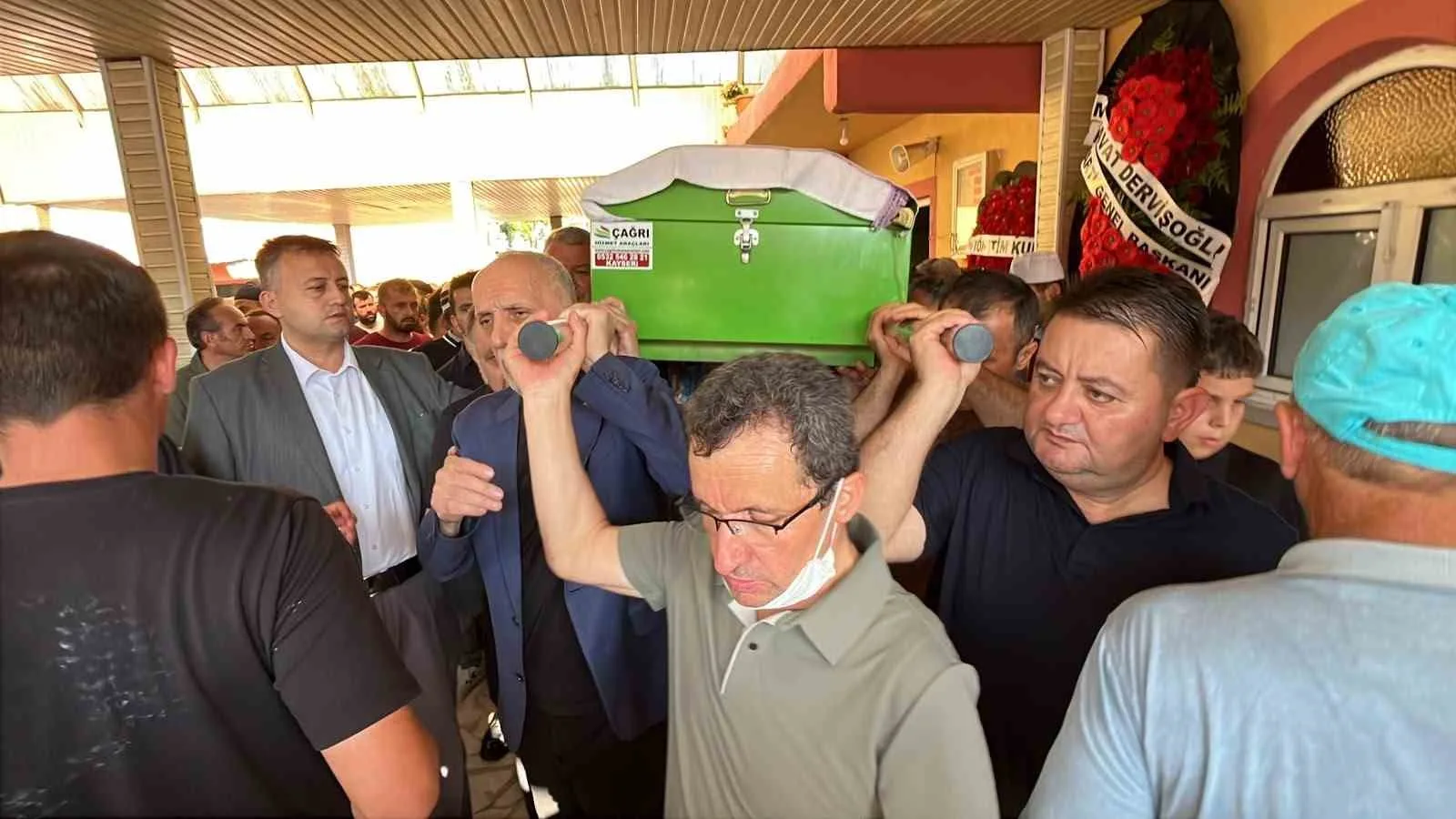 ANKARA'NIN BEYPAZARI İLÇESİNDEKİ ÇAYIRHAN KÖMÜR İŞLETMELERİ'NDE MEYDANA GELEN GÖÇÜKTE HAYATINI KAYBEDEN 33 YAŞINDAKİ MADEN İŞÇİSİ ERDİ KAHVECİ, MEMLEKETİ ZONGULDAK'IN GÖKÇEBEY İLÇESİNDE SON YOLCULUĞUNA UĞURLANDI.