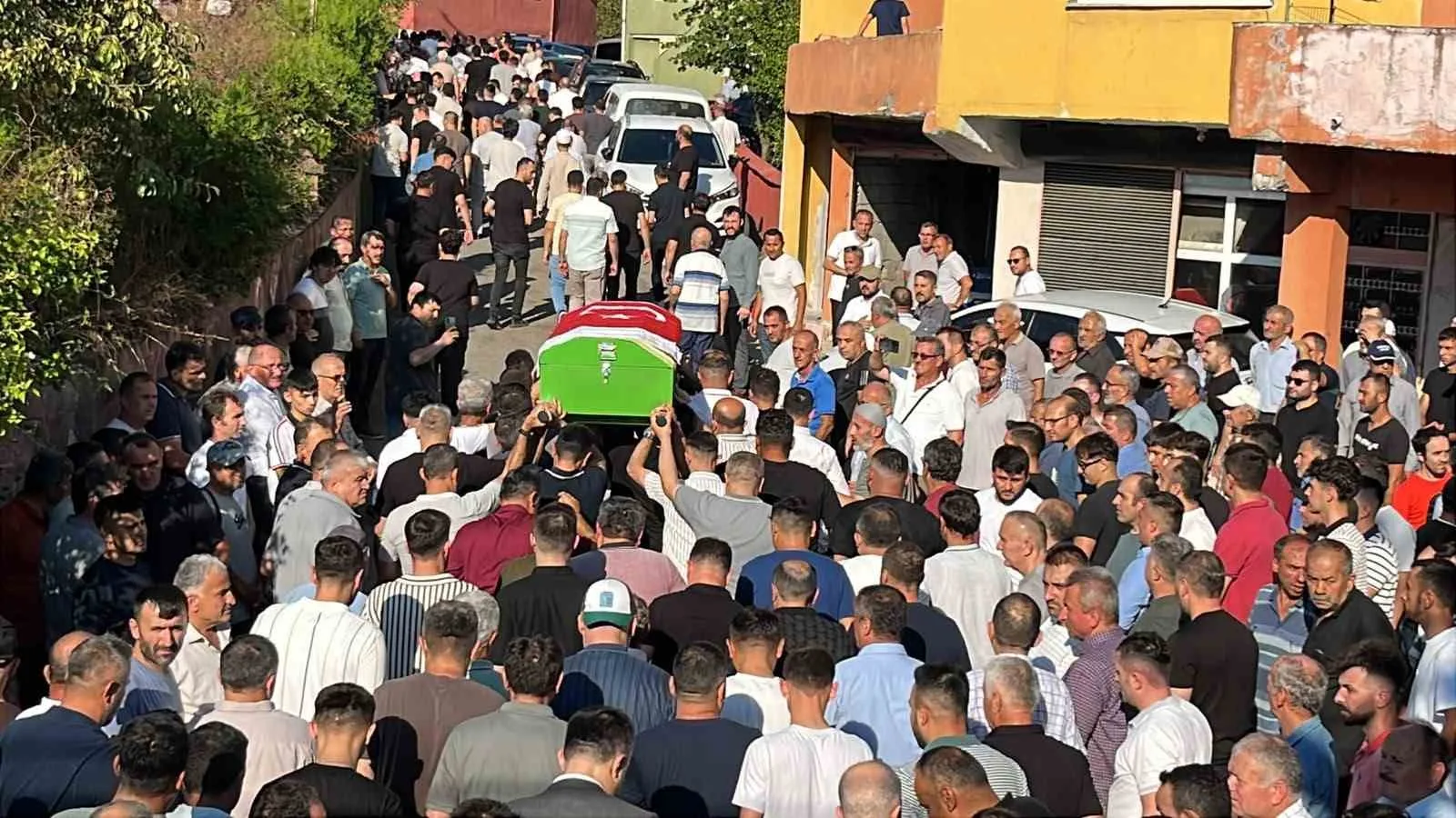 ANKARA'NIN BEYPAZARI İLÇESİNDEKİ ÇAYIRHAN KÖMÜR İŞLETMELERİ'NDE MEYDANA GELEN GÖÇÜKTE HAYATINI KAYBEDEN 33 YAŞINDAKİ MADEN İŞÇİSİ ERDİ KAHVECİ, MEMLEKETİ ZONGULDAK'IN GÖKÇEBEY İLÇESİNDE SON YOLCULUĞUNA UĞURLANDI.