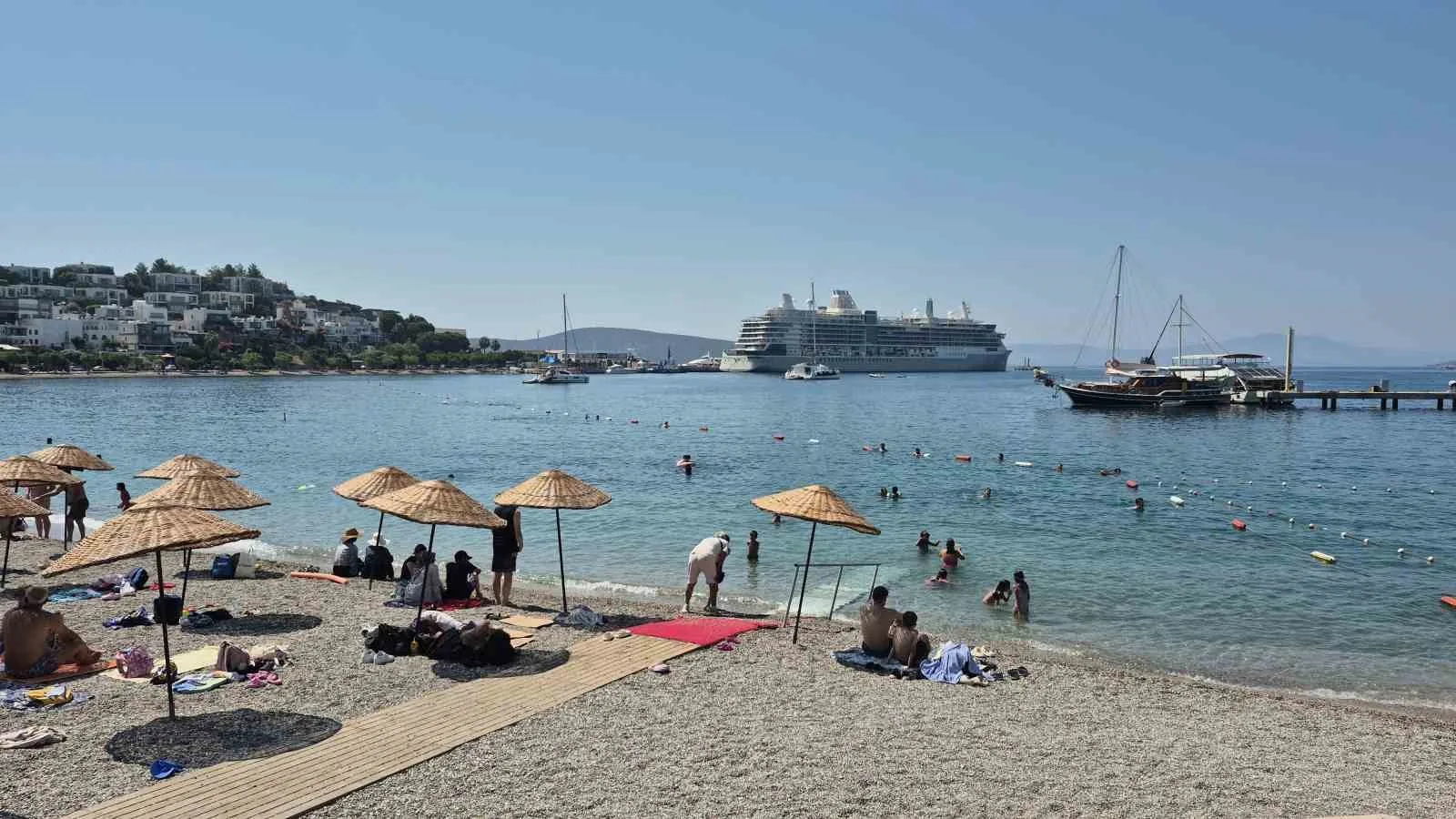 MUĞLA’NIN BODRUM İLÇESİNE GELEN SİLVER NOVA VE ASTORİA GRANDE ADLI YOLCU GEMİLERİ 1.144 YOLCU GETİRDİ.