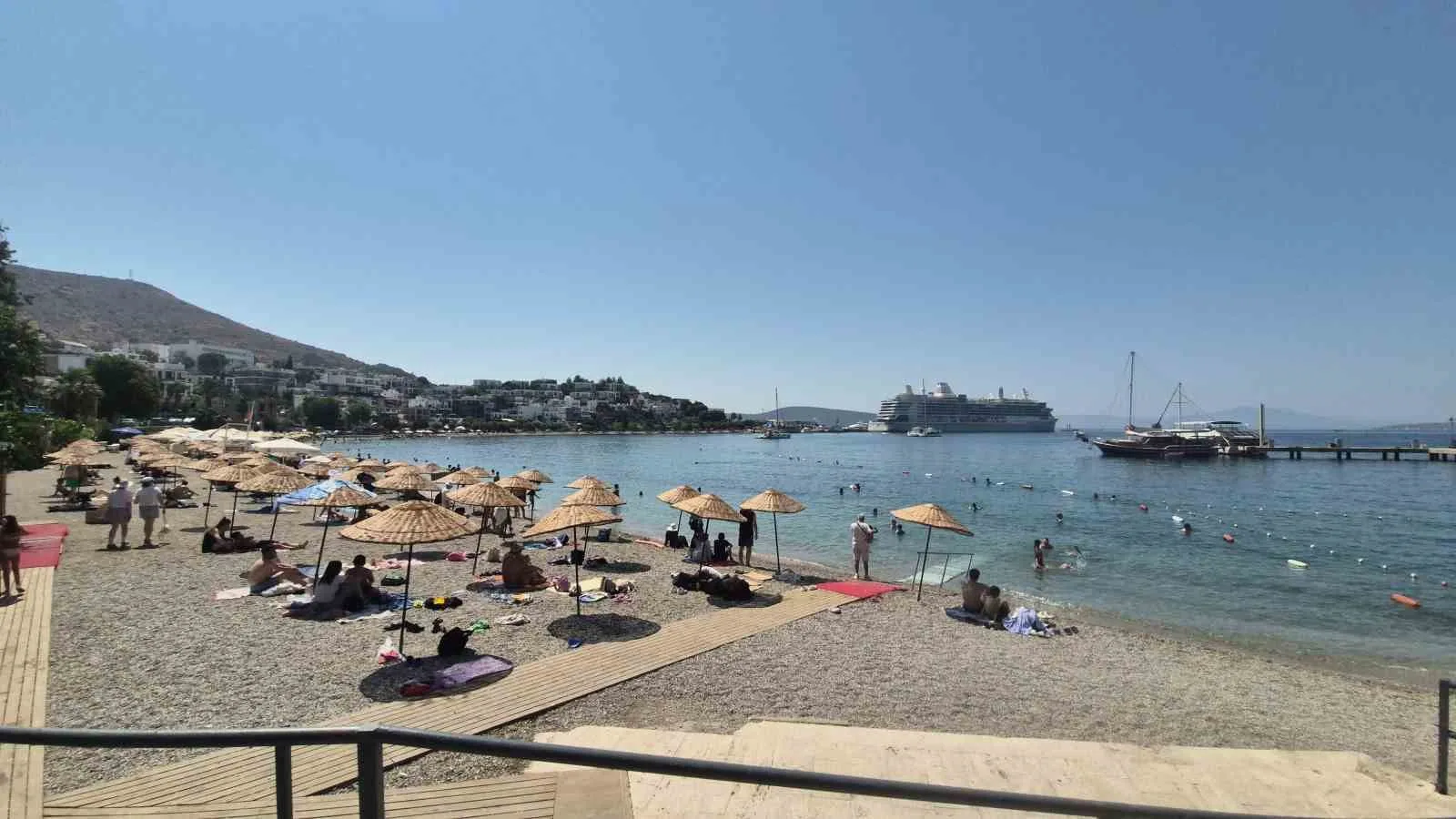 MUĞLA’NIN BODRUM İLÇESİNE GELEN SİLVER NOVA VE ASTORİA GRANDE ADLI YOLCU GEMİLERİ 1.144 YOLCU GETİRDİ.
